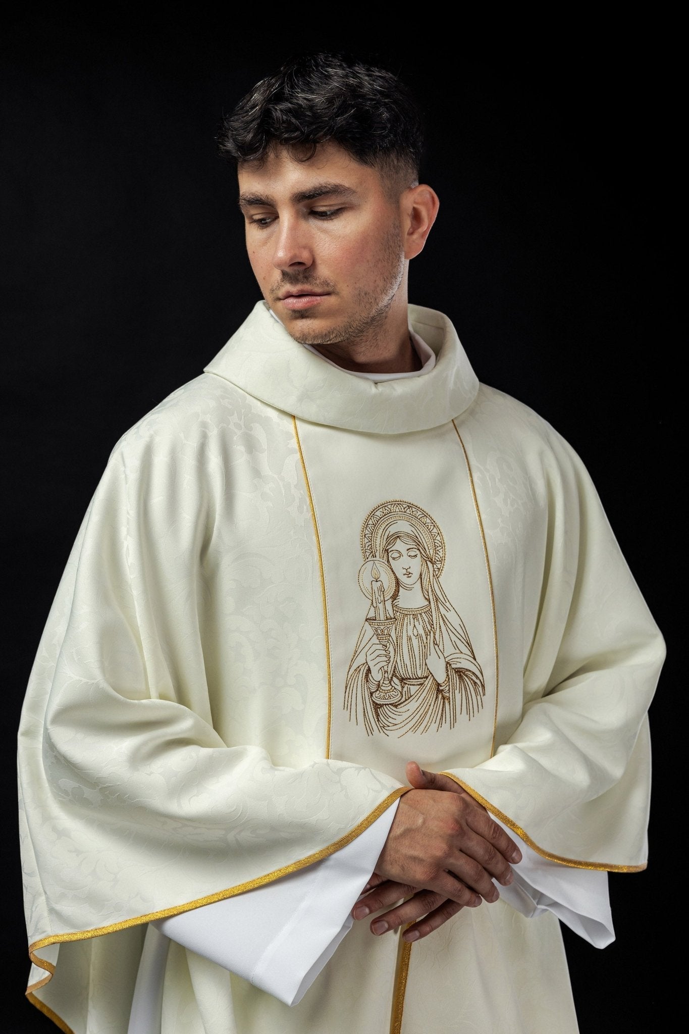 Casula bordada com a imagem de Nossa Senhora da Candelária