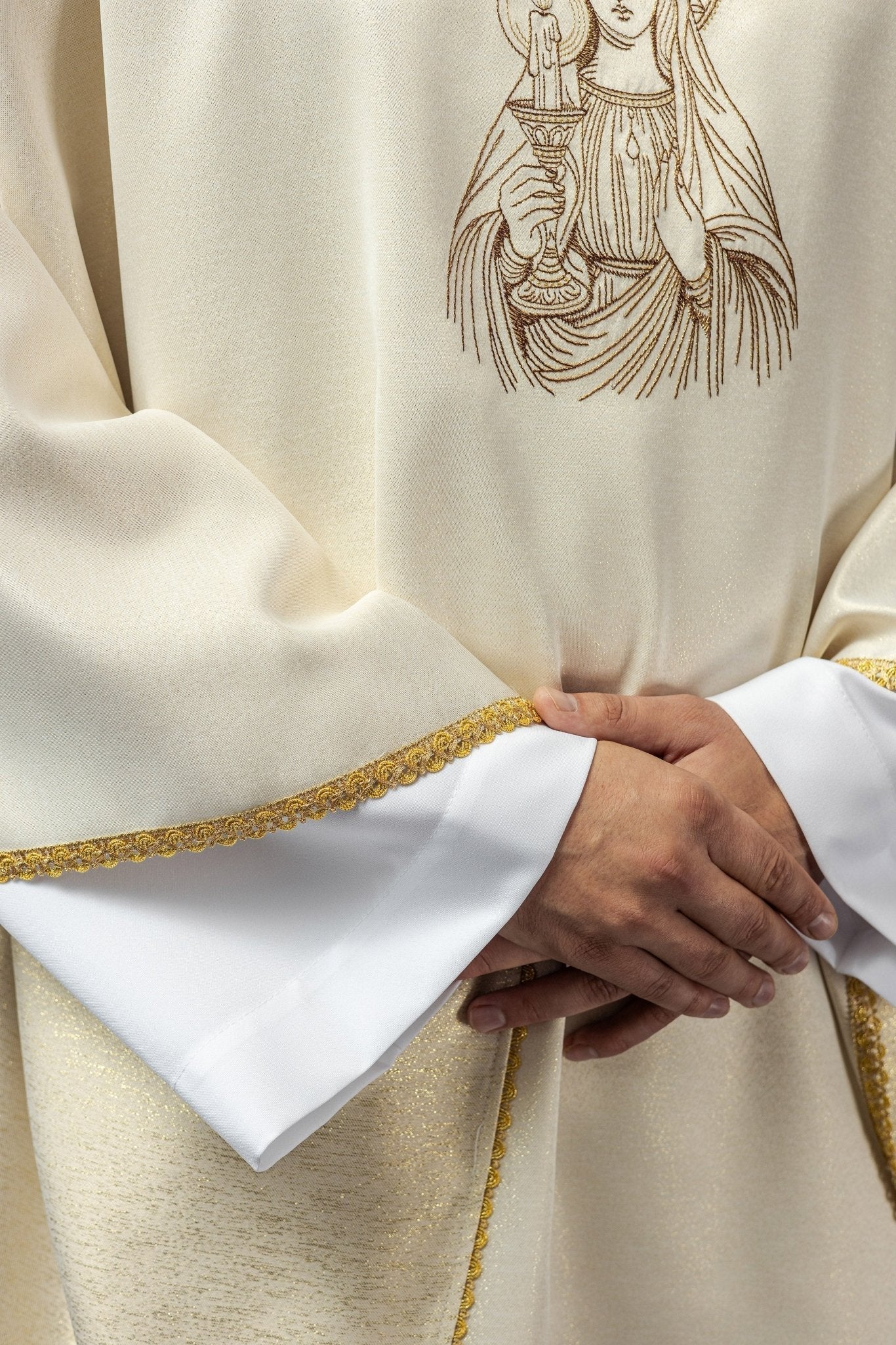 Casula bordada com imagem de Nossa Senhora da Candelária