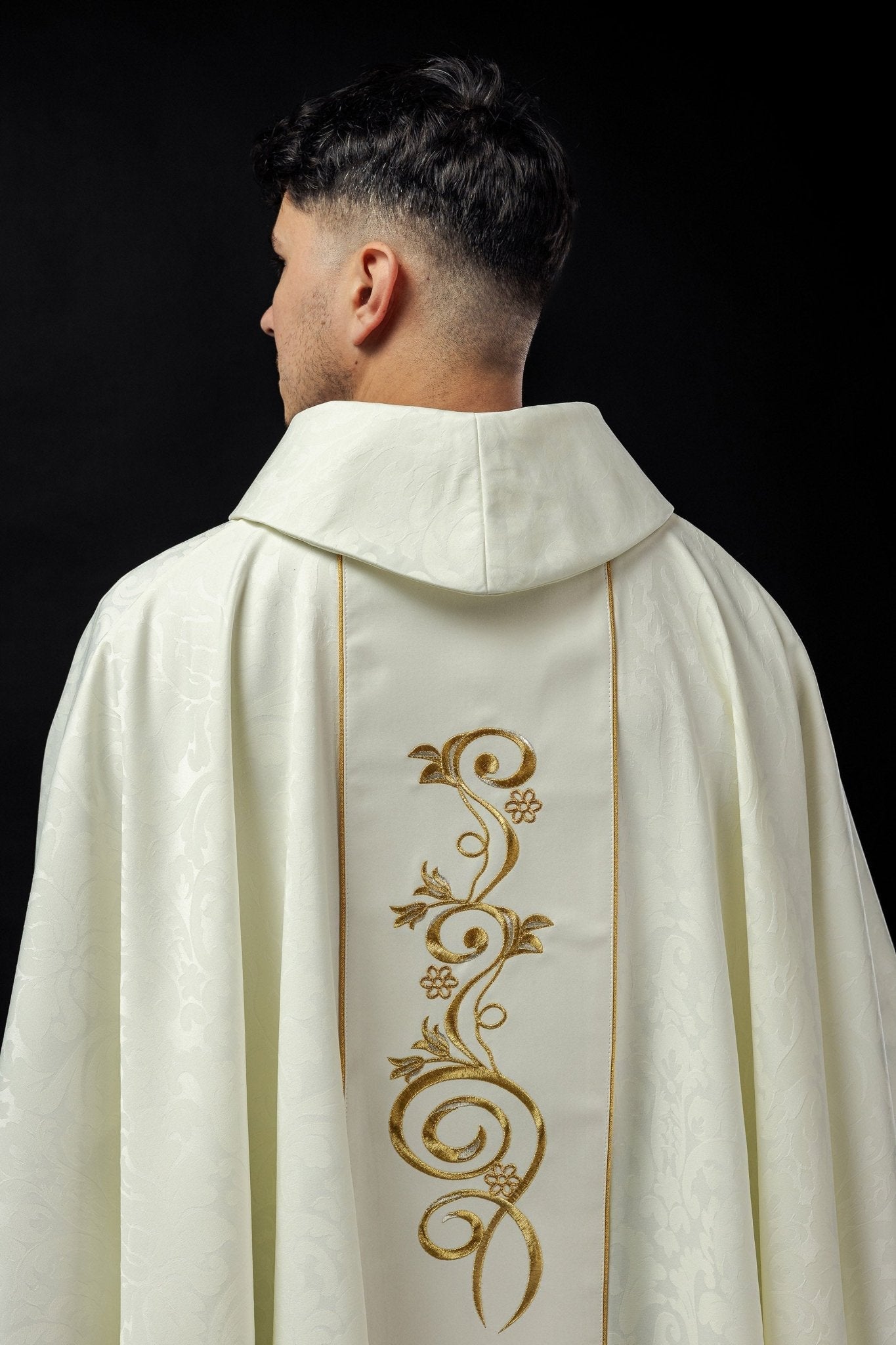 Casula bordada com a imagem de Nossa Senhora da Candelária