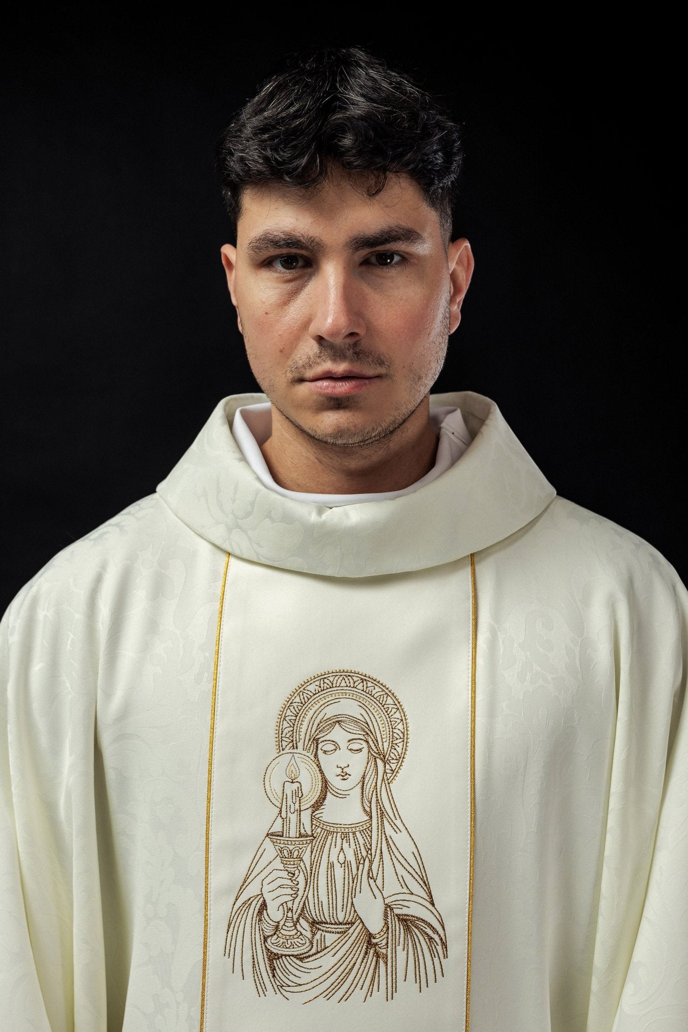 Casula bordada com a imagem de Nossa Senhora da Candelária