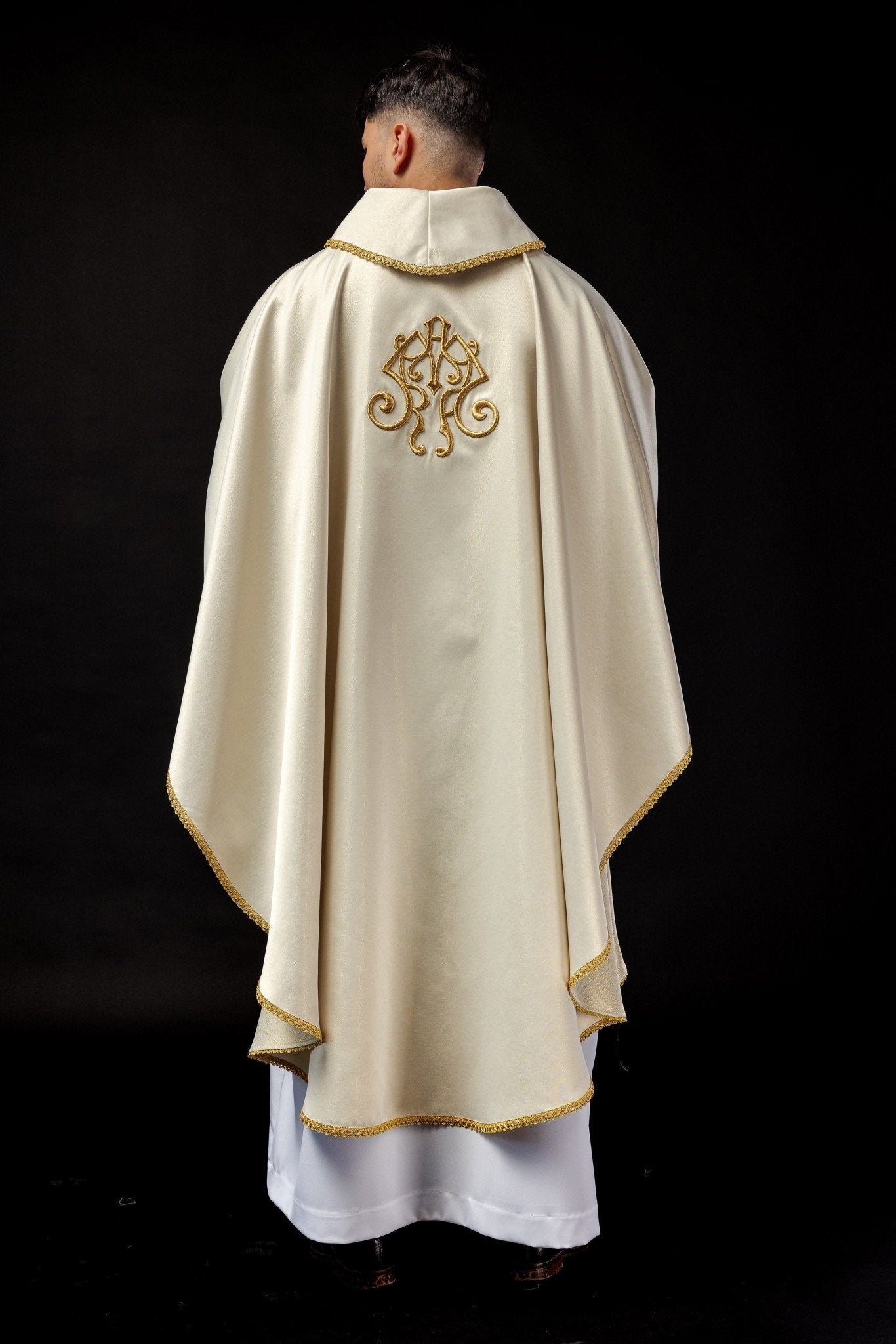 Casula bordada com imagem de Nossa Senhora da Candelária
