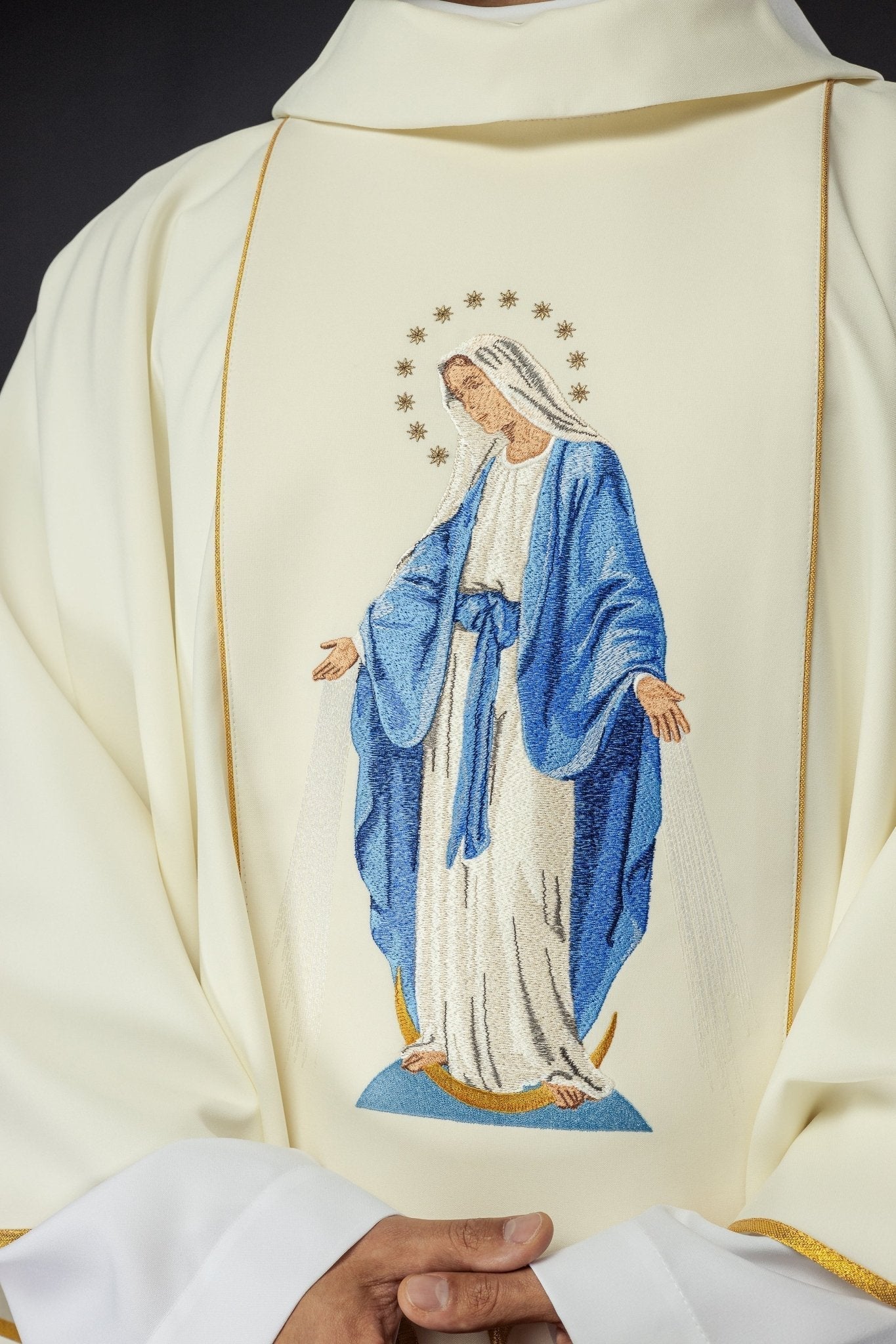 Casula bordada com imagem de Nossa Senhora da Imaculada Conceição