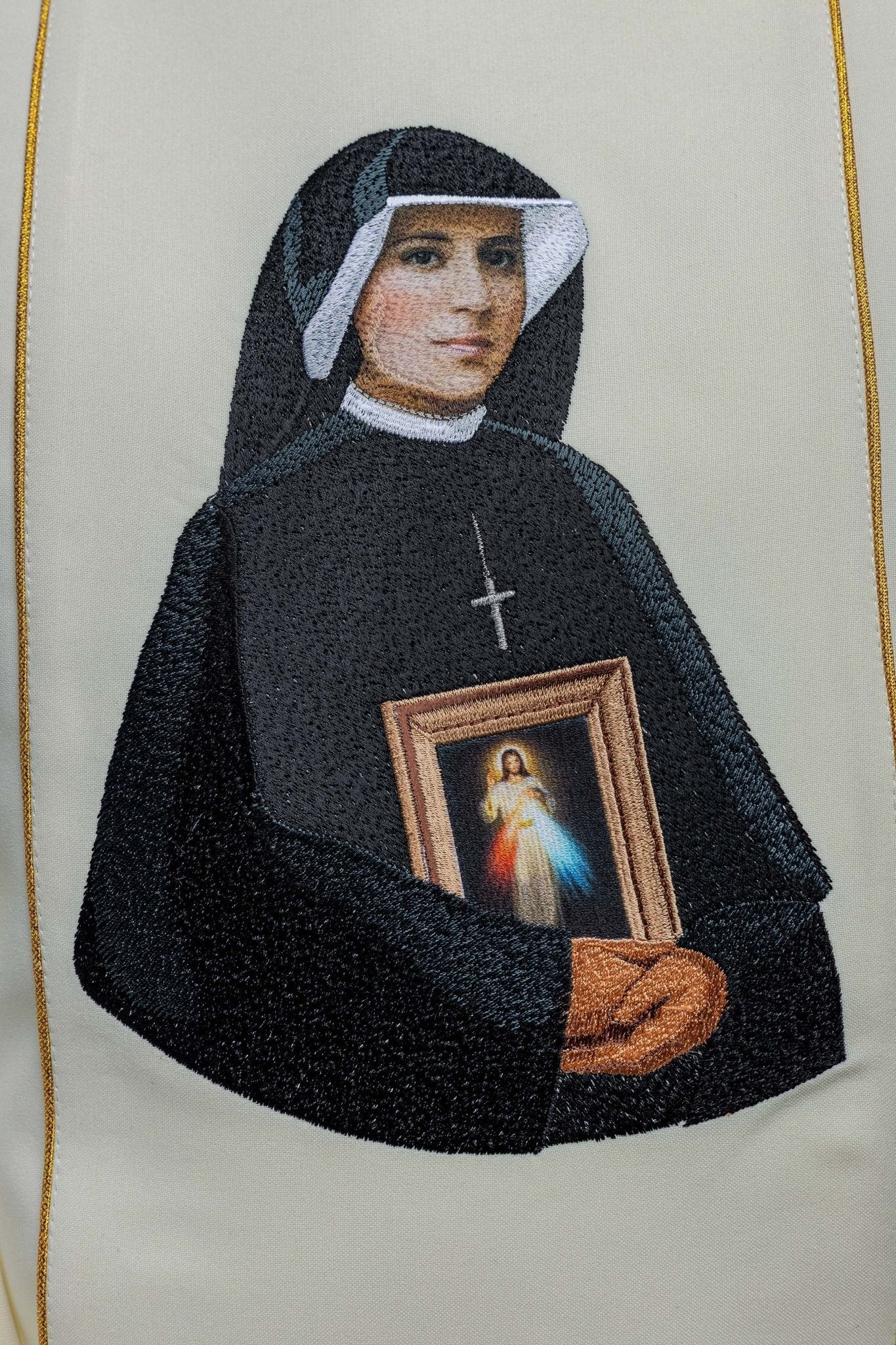 Casula bordada com imagem de Santa Faustina