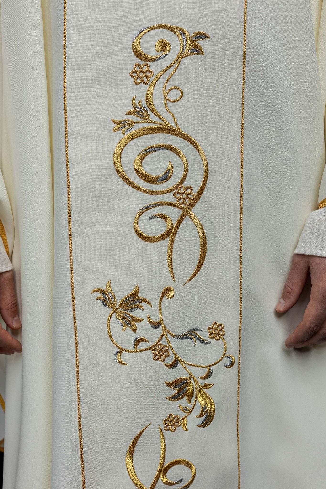 Casula bordada com imagem de Santa Faustina