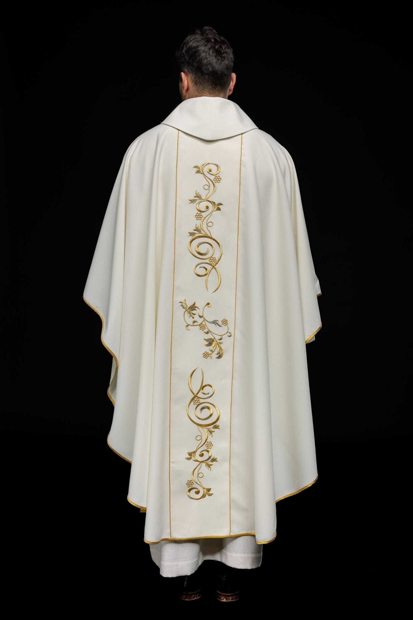 Casula bordada com imagem de Santa Faustina