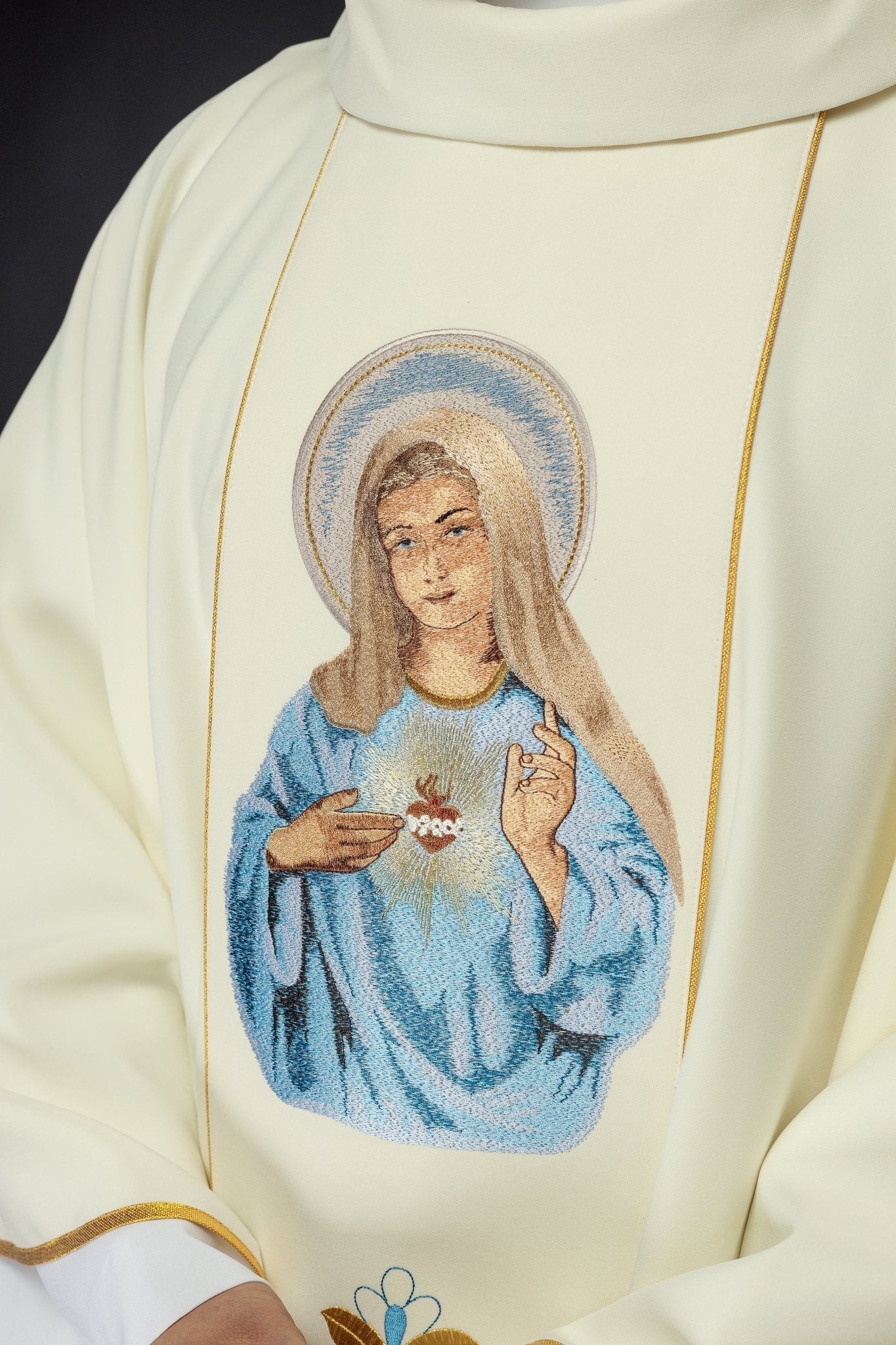 Casula bordada com imagem do Coração de Maria