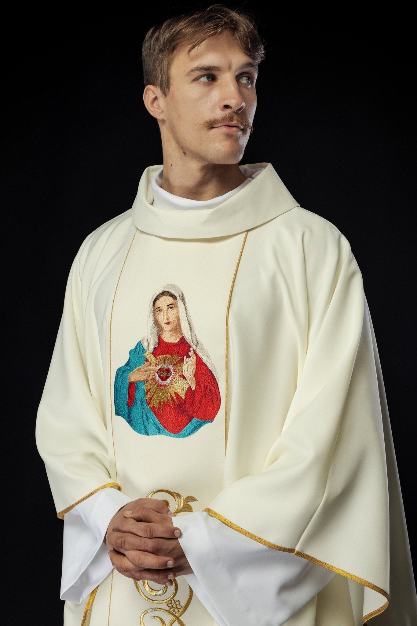 Casula bordada com imagem do Coração de Maria