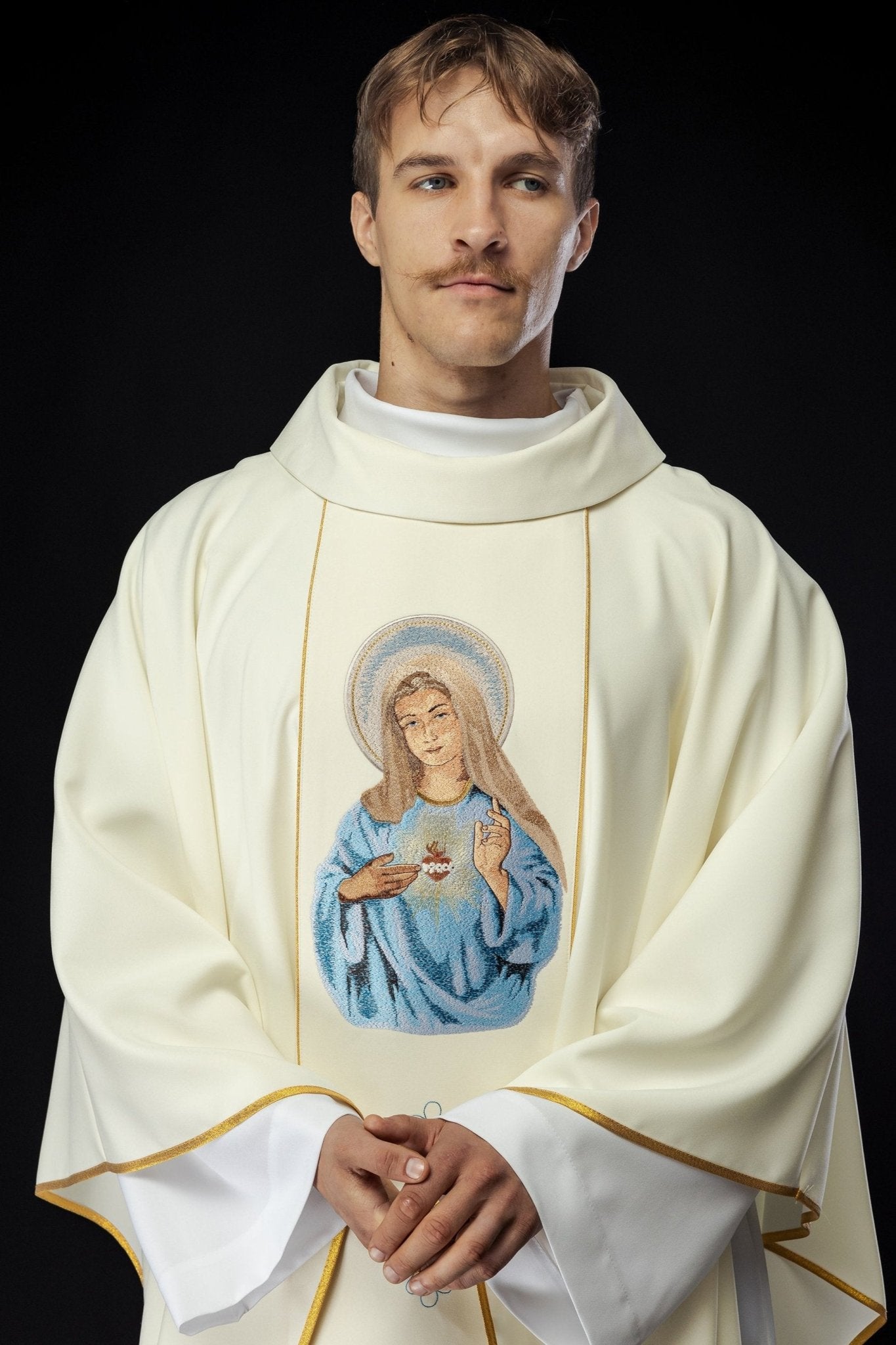 Casula bordada com imagem do Coração de Maria