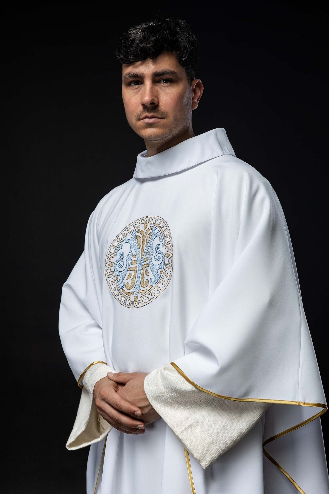 Casula bordada com motivo mariano branca
