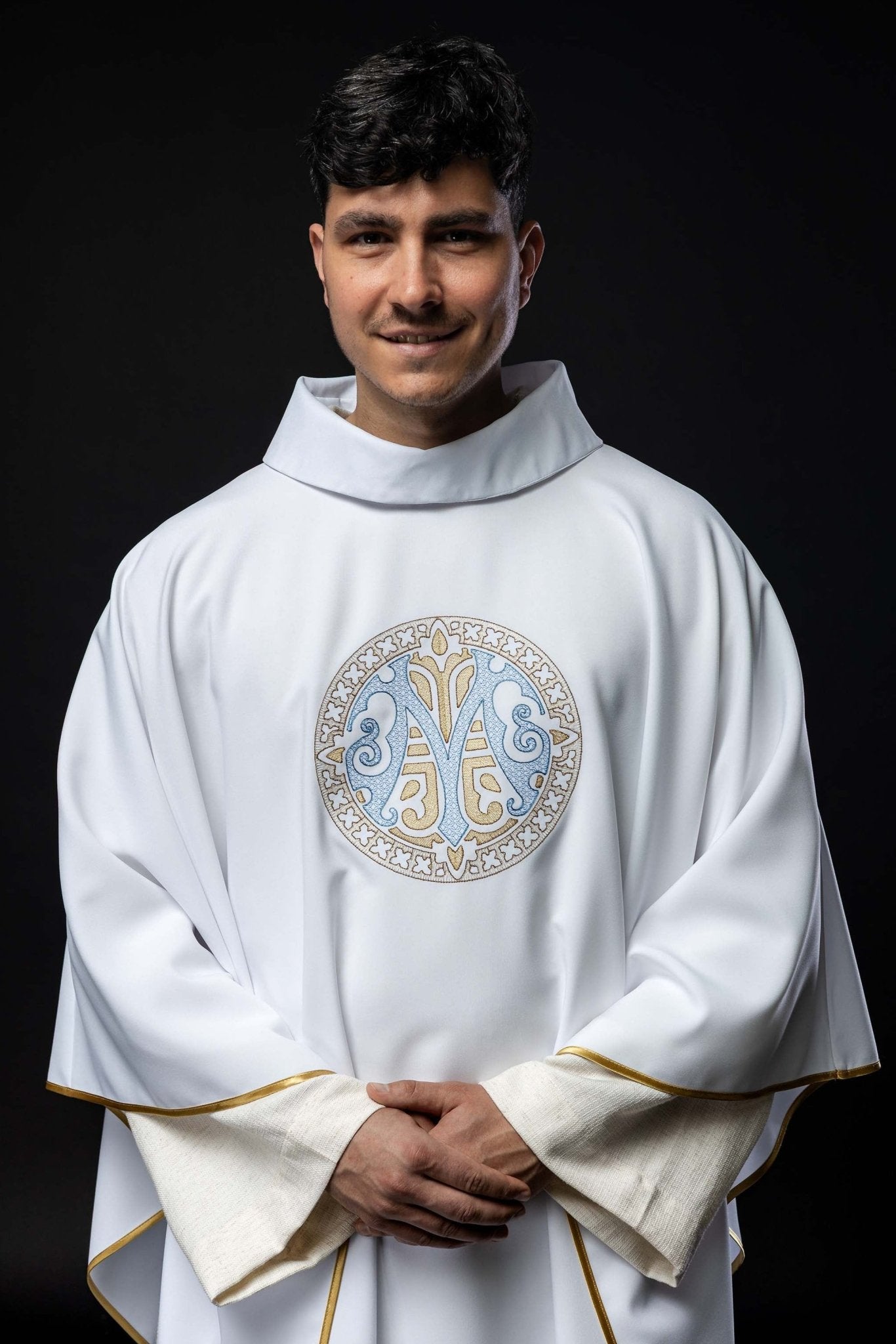 Casula bordada com motivo mariano branca