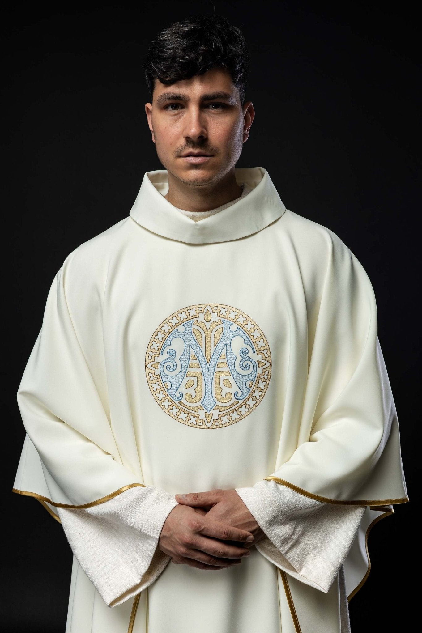 Casula bordada com motivo mariano creme