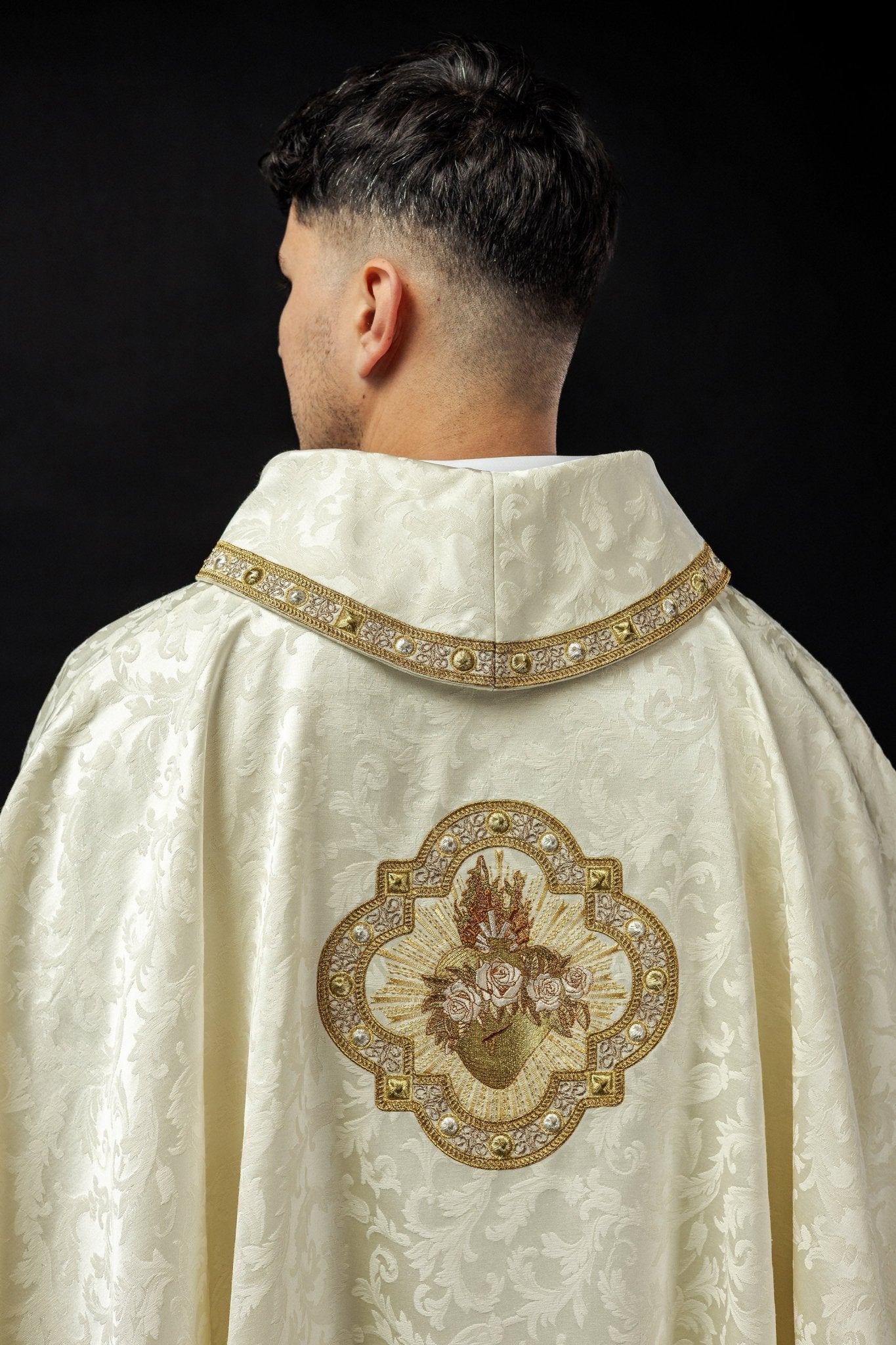 Casula bordada com motivo do Coração de Maria em jacquard