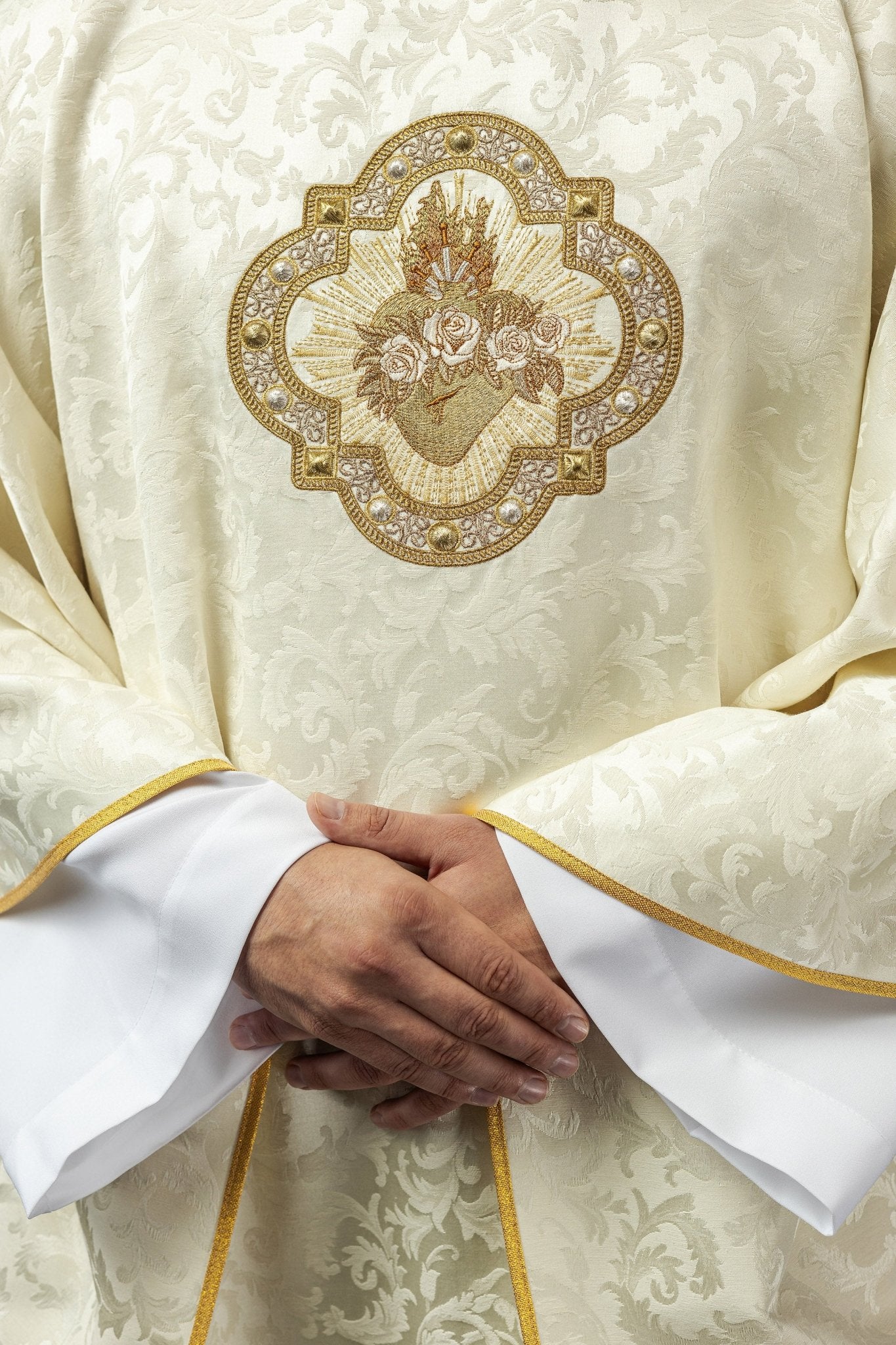 Casula bordada com motivo do Coração de Maria em jacquard