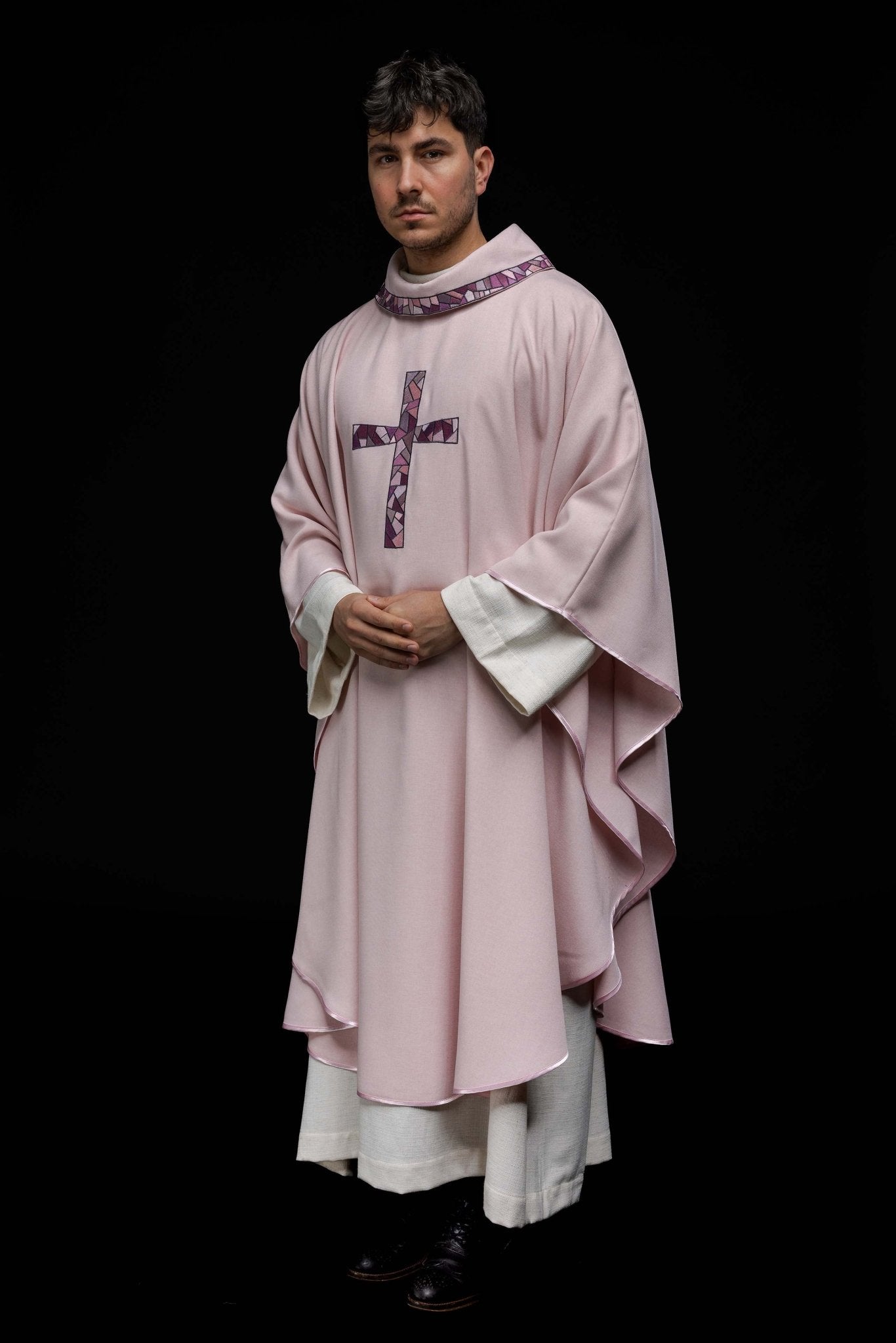 Casula bordada rosa com cruz mosaico