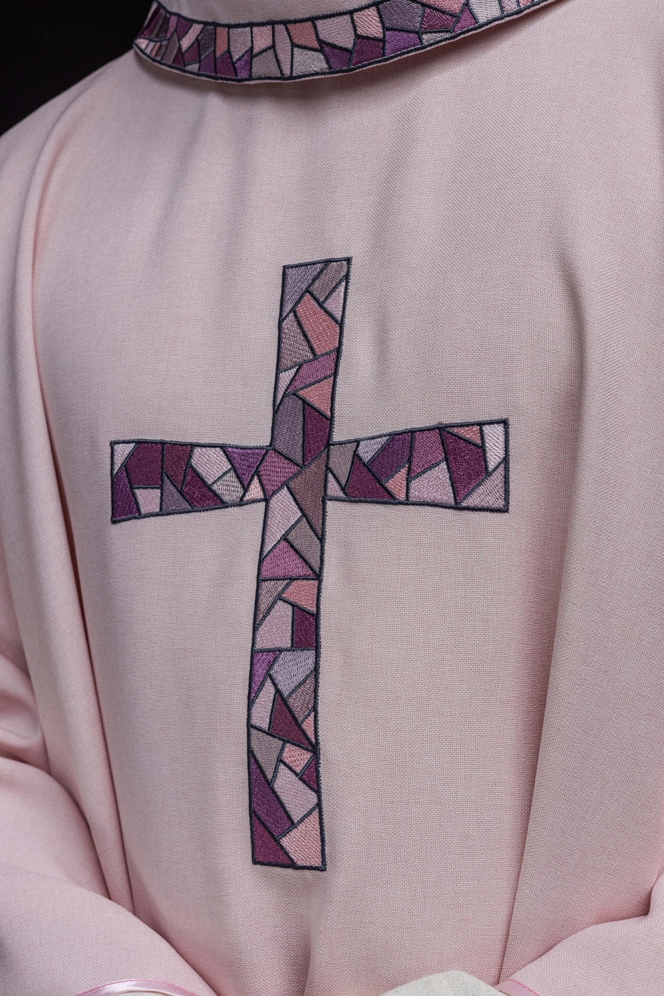 Casula bordada rosa com cruz mosaico
