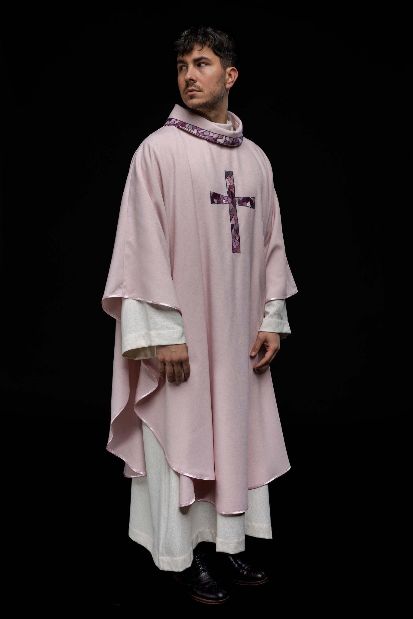 Casula bordada rosa com cruz mosaico