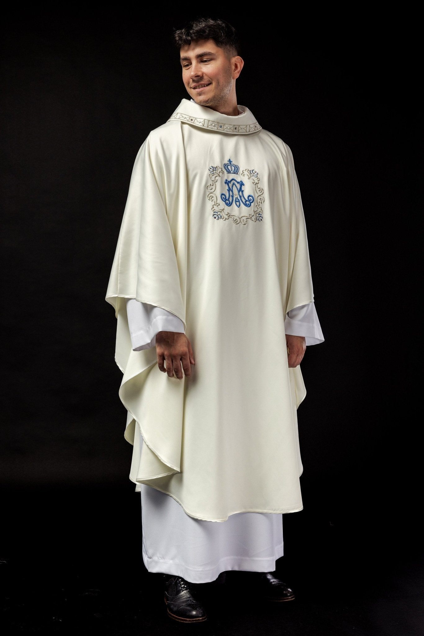 Casula mariana bordada