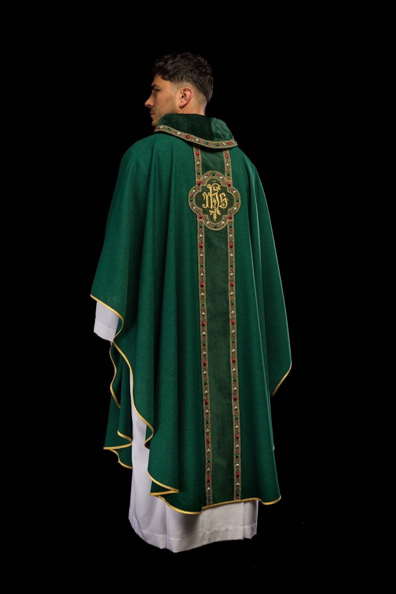 Casula verde com faixa ricamente bordada e debrum ao redor do bordado IHS e da gola