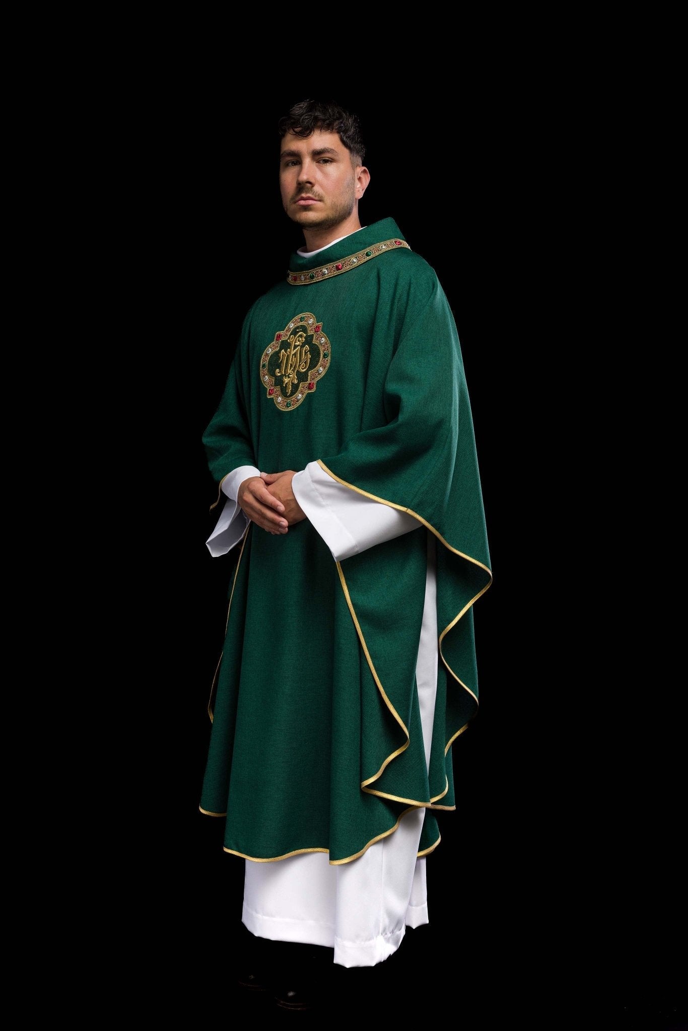 Casula verde com faixa ricamente bordada e debrum ao redor do bordado IHS e da gola
