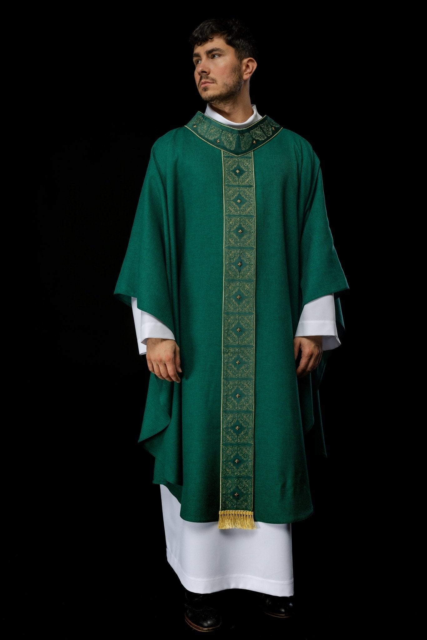 Casula verde com faixa e gola ricamente bordadas em dourado