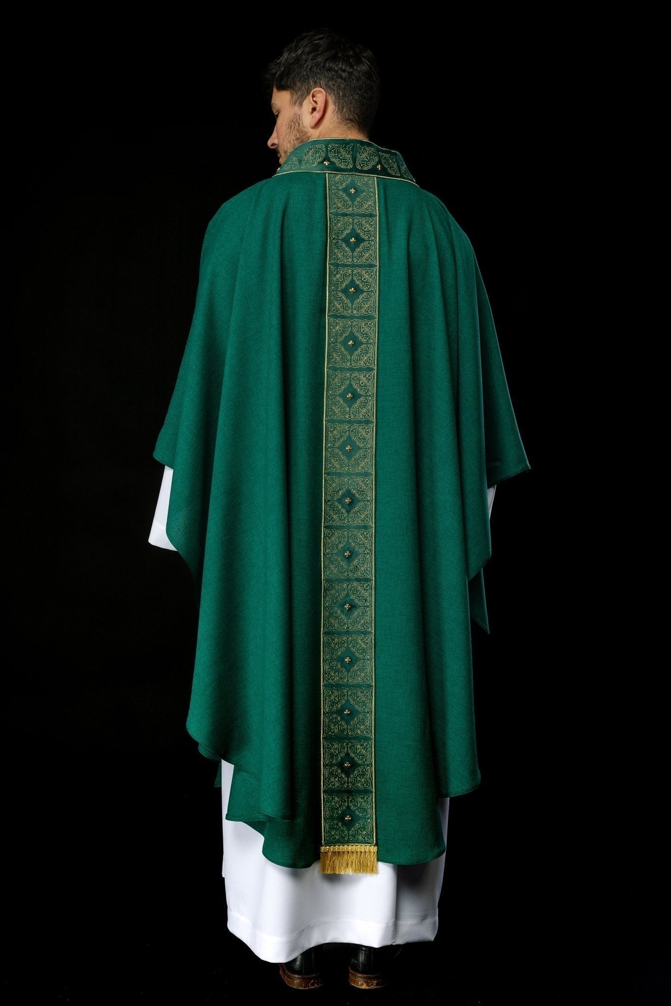 Casula verde com faixa e gola ricamente bordadas em dourado