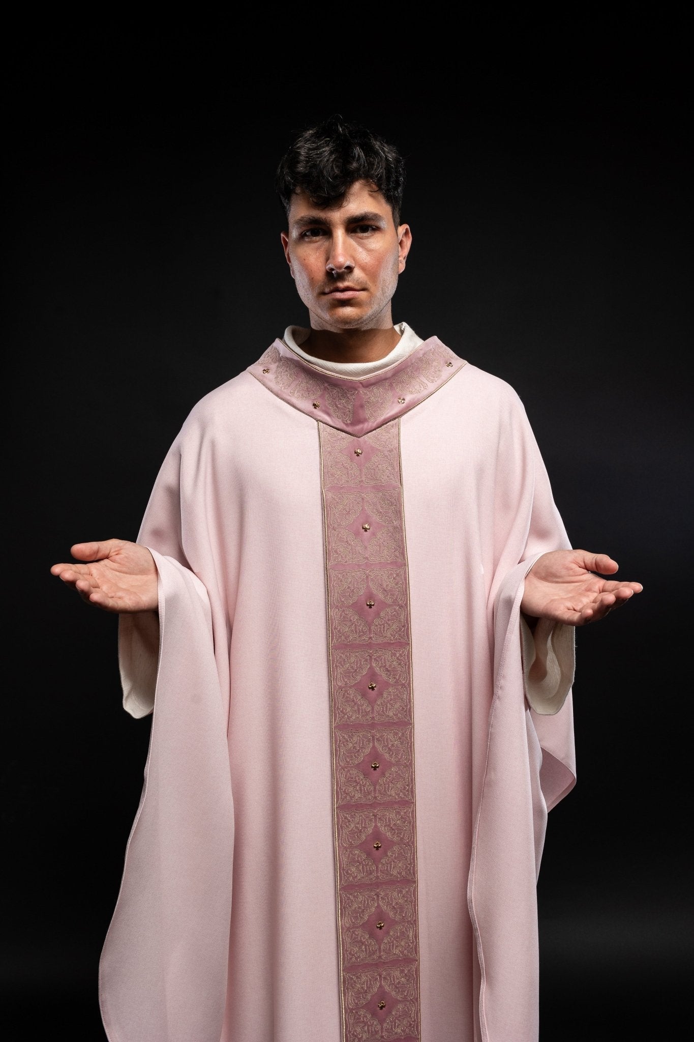 Casula rosa com faixa e gola ricamente bordadas