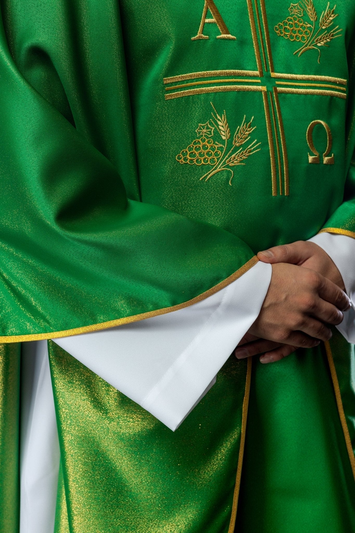 Casula verde com cruz bordada, motivos Alfa e Ômega e espigas de trigo