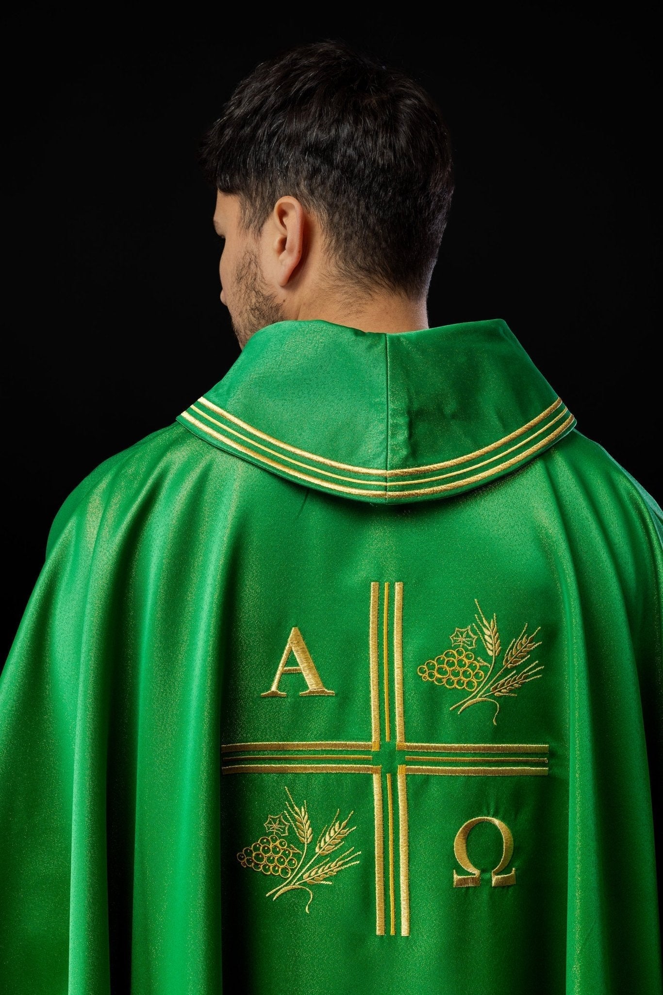 Casula verde com cruz bordada, motivos Alfa e Ômega e espigas de trigo