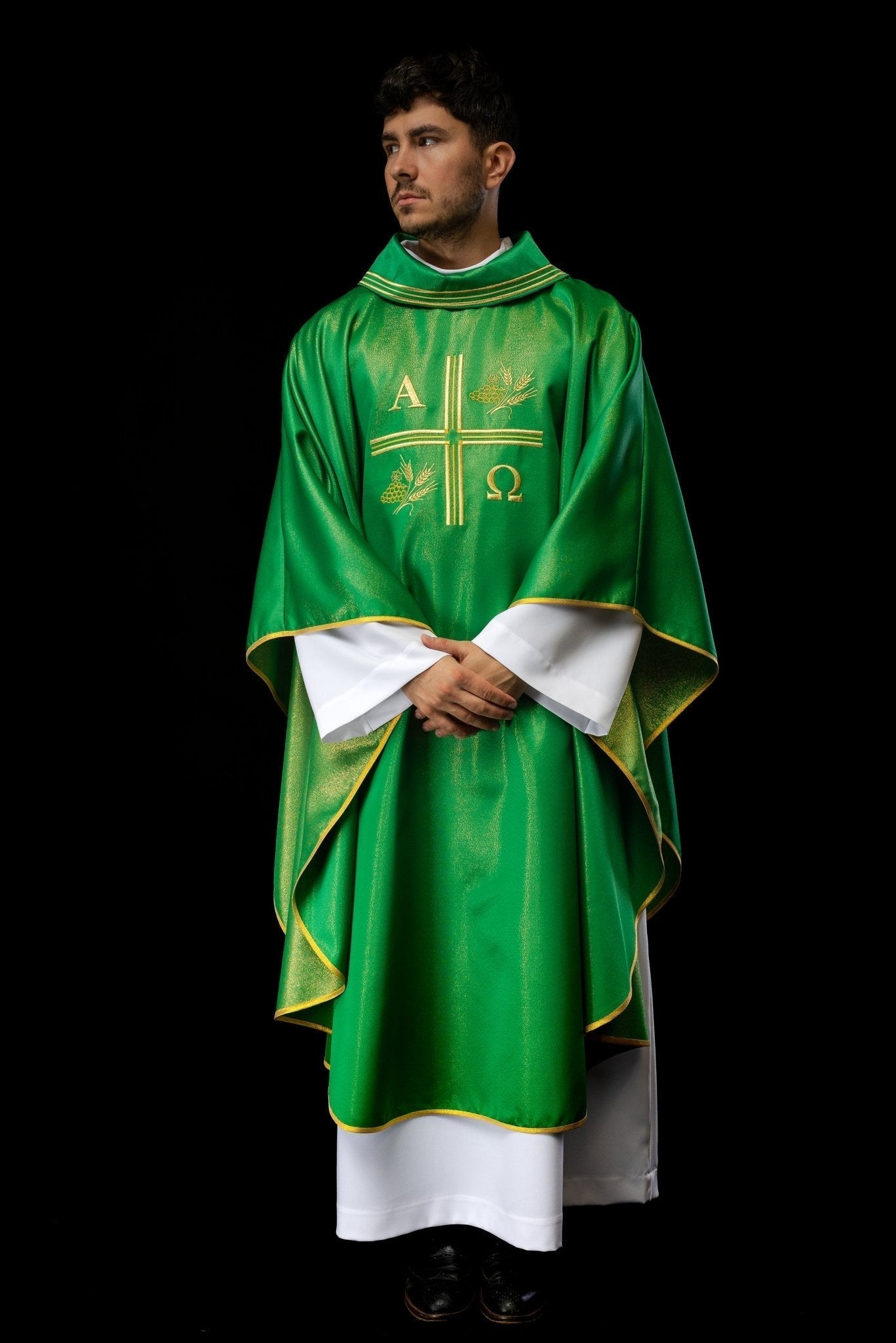 Casula verde com cruz bordada, motivos Alfa e Ômega e espigas de trigo