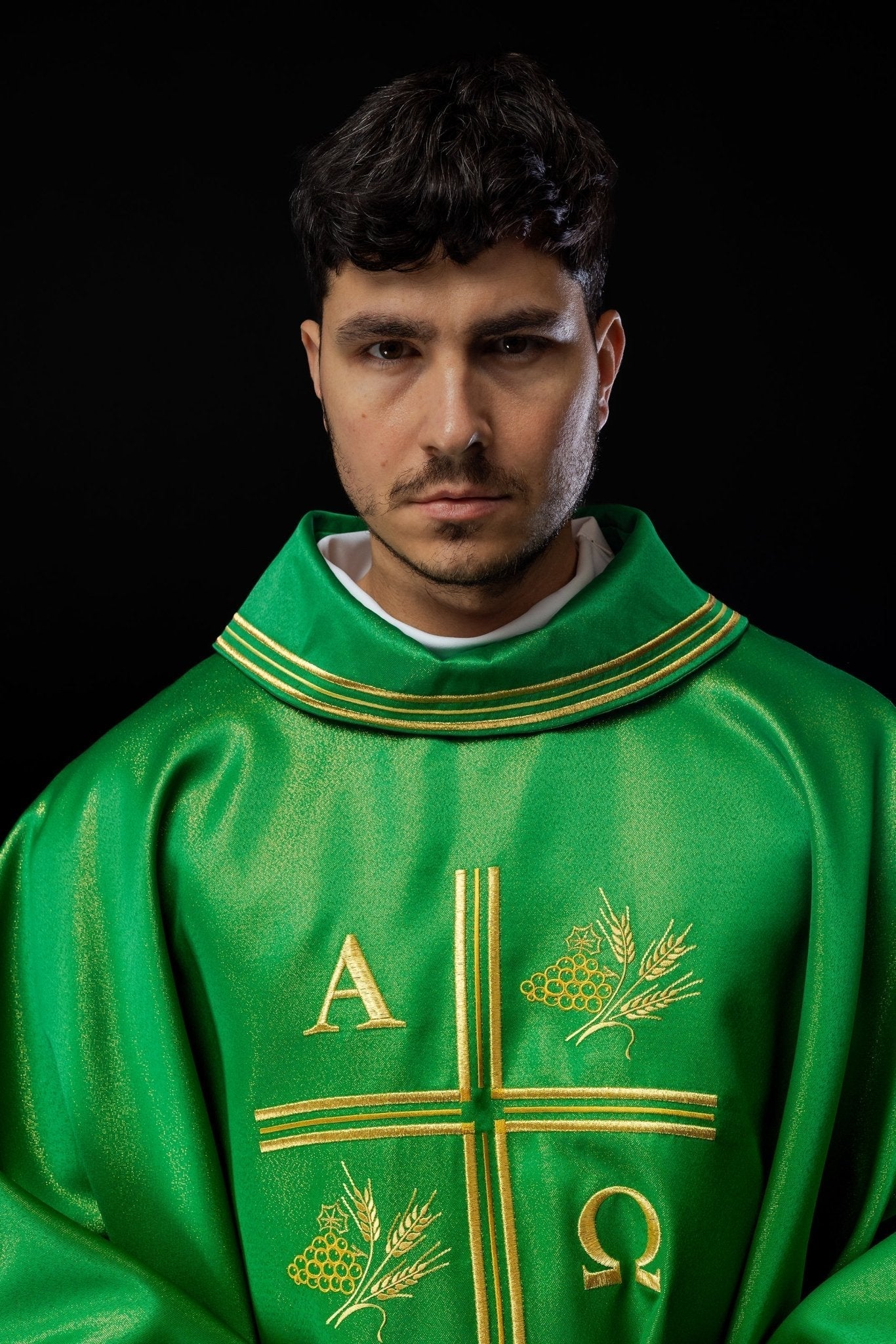 Casula verde com cruz bordada, motivos Alfa e Ômega e espigas de trigo