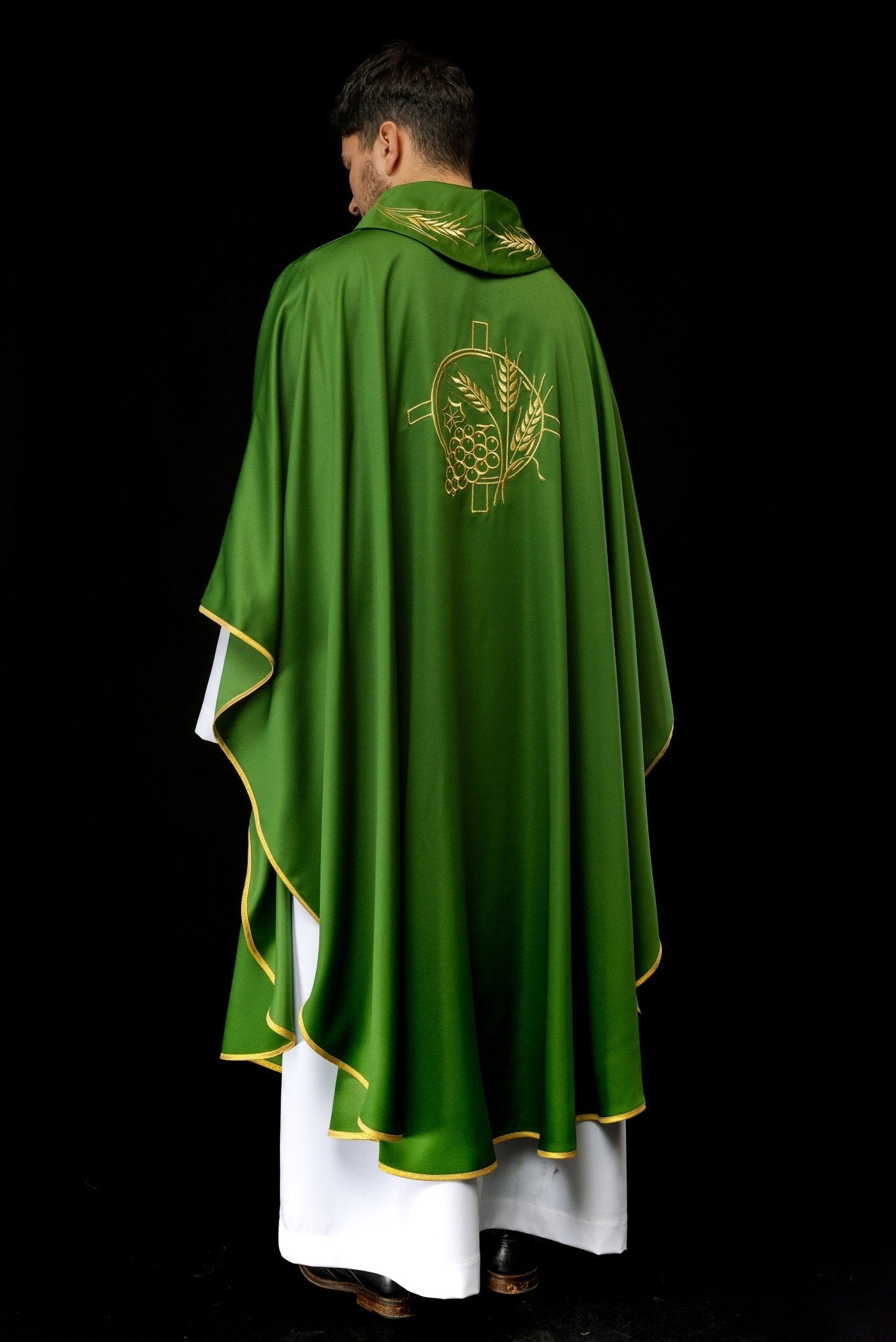 Casula verde com cruz e espigas bordadas