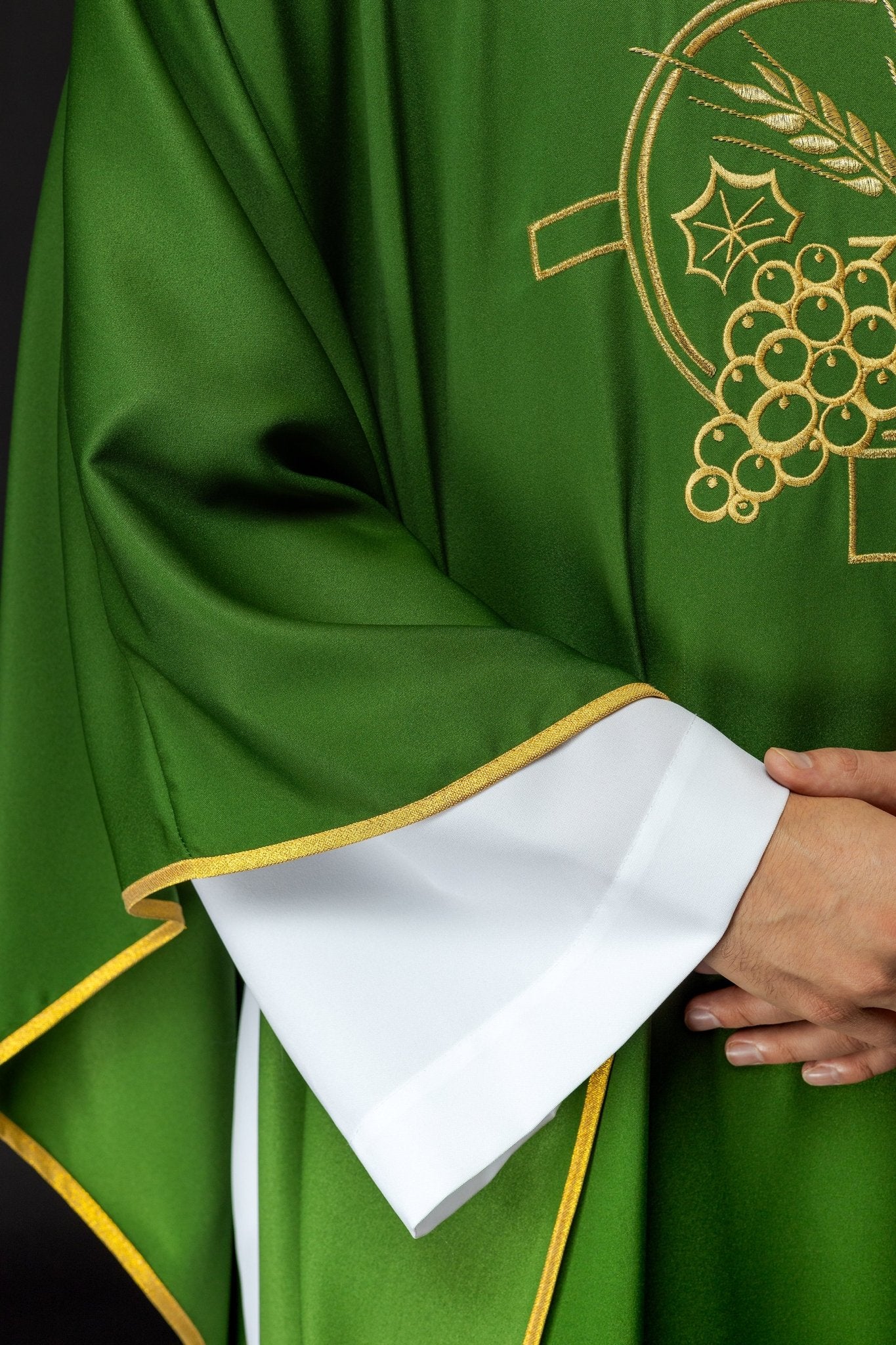 Casula verde com cruz e espigas bordadas