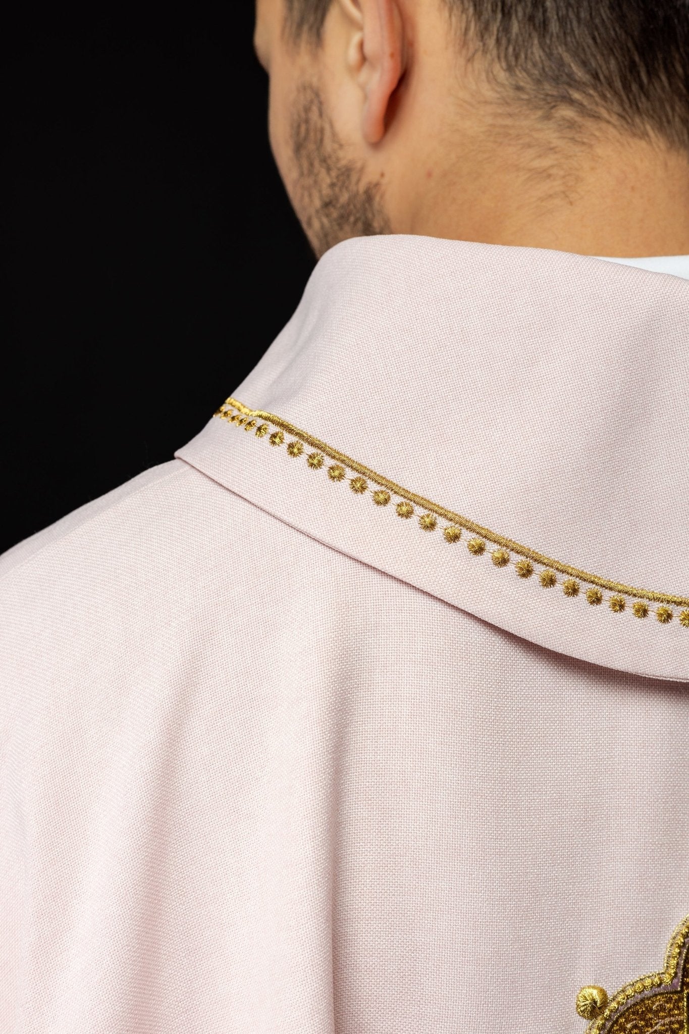 Casula rosa com cruz bordada e debrum dourado na gola