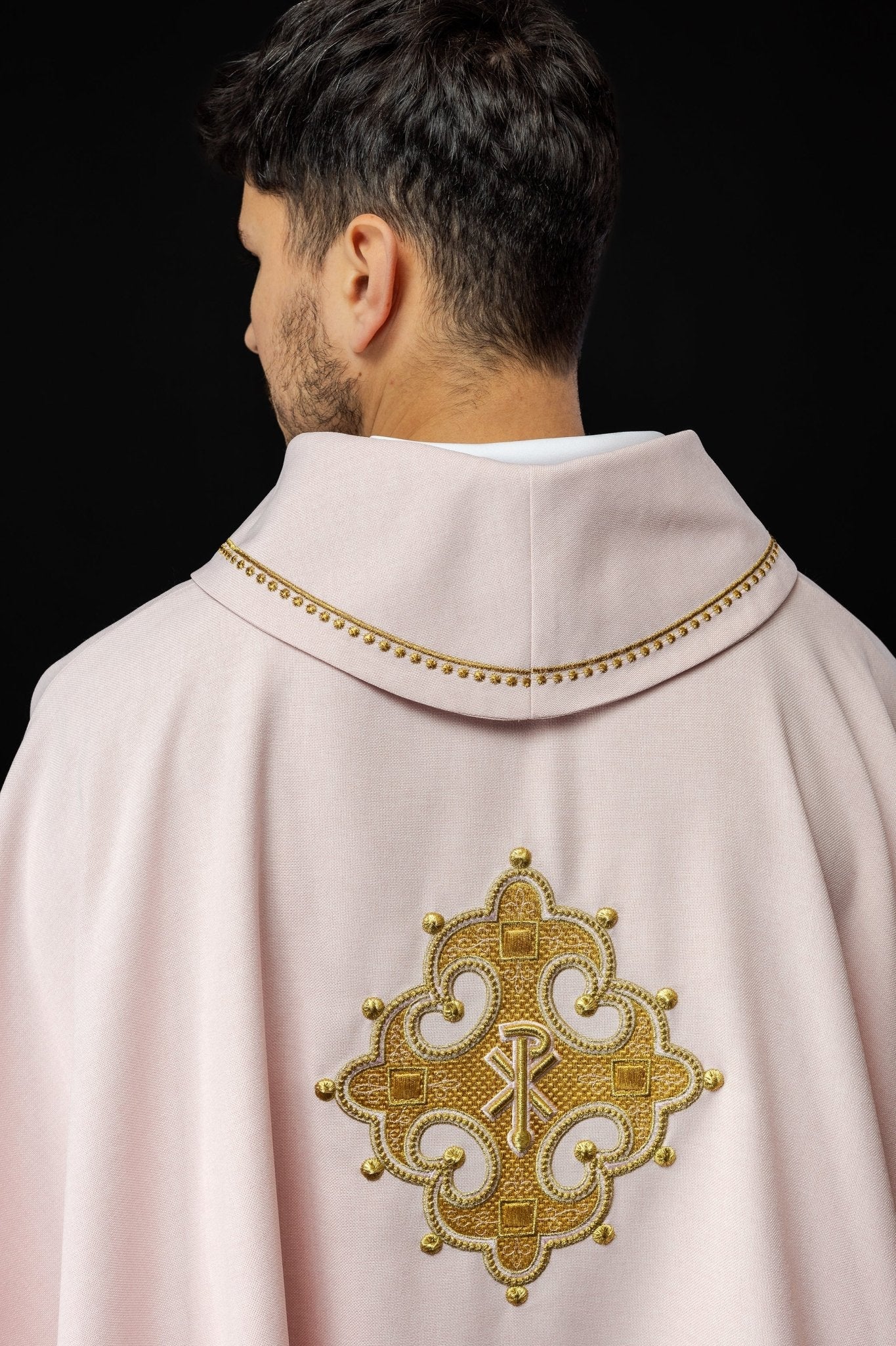 Casula rosa com cruz bordada e debrum dourado na gola