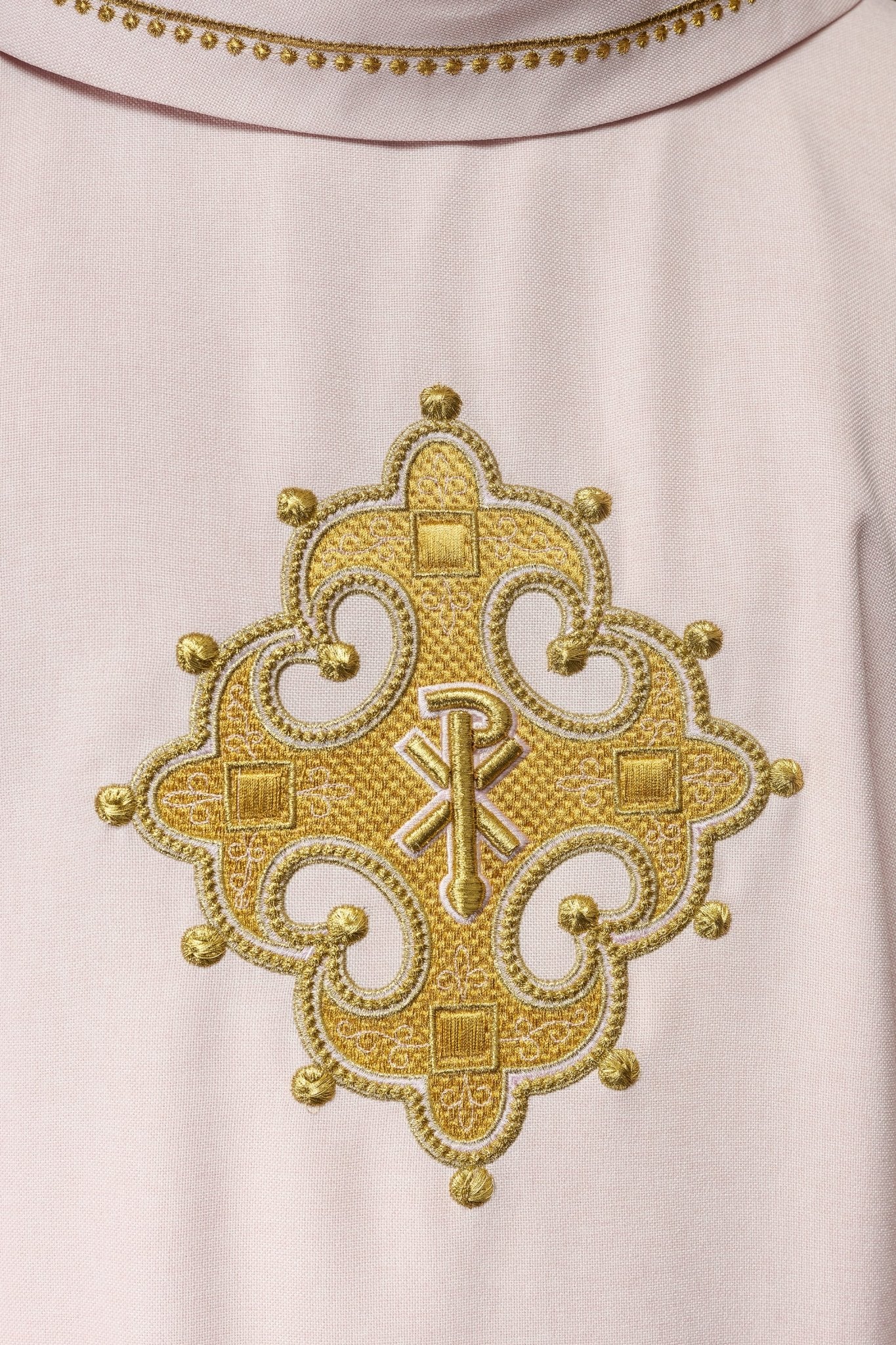 Casula rosa com cruz bordada e debrum dourado na gola