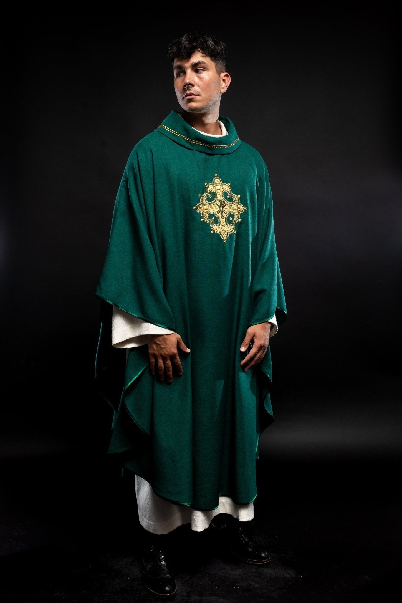 Casula verde com cruz bordada e debrum dourado na gola