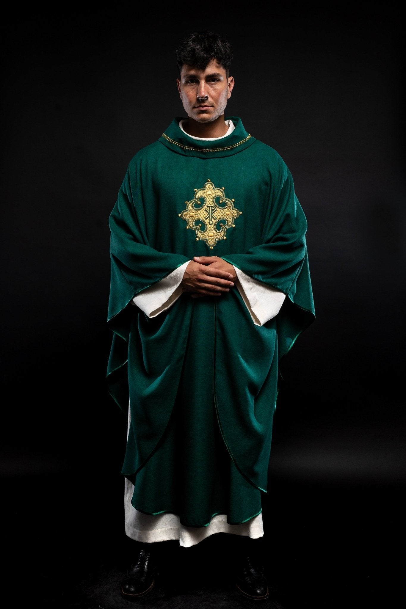 Casula verde com cruz bordada e debrum dourado na gola