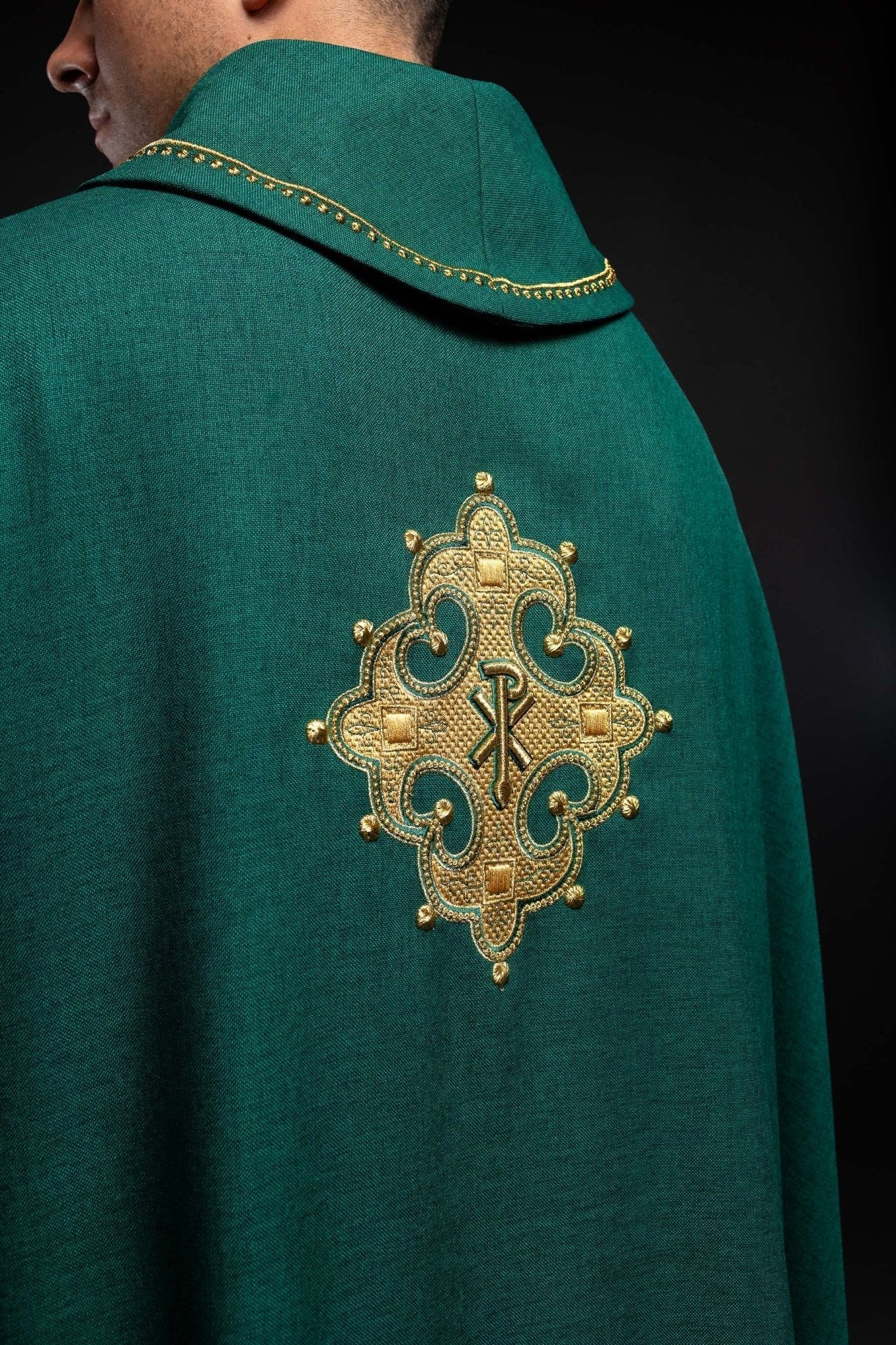 Casula verde com cruz bordada e debrum dourado na gola