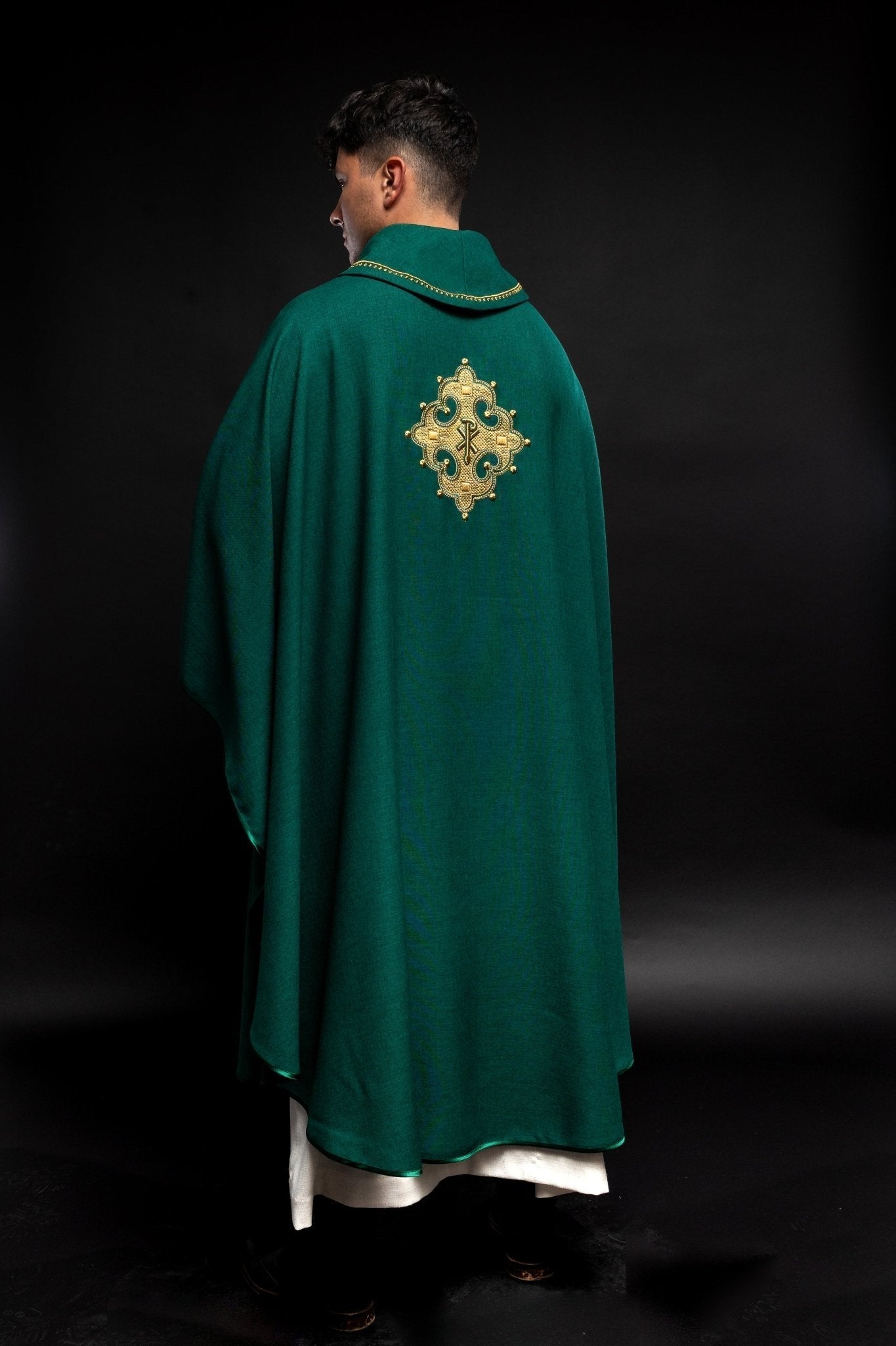 Casula verde com cruz bordada e debrum dourado na gola