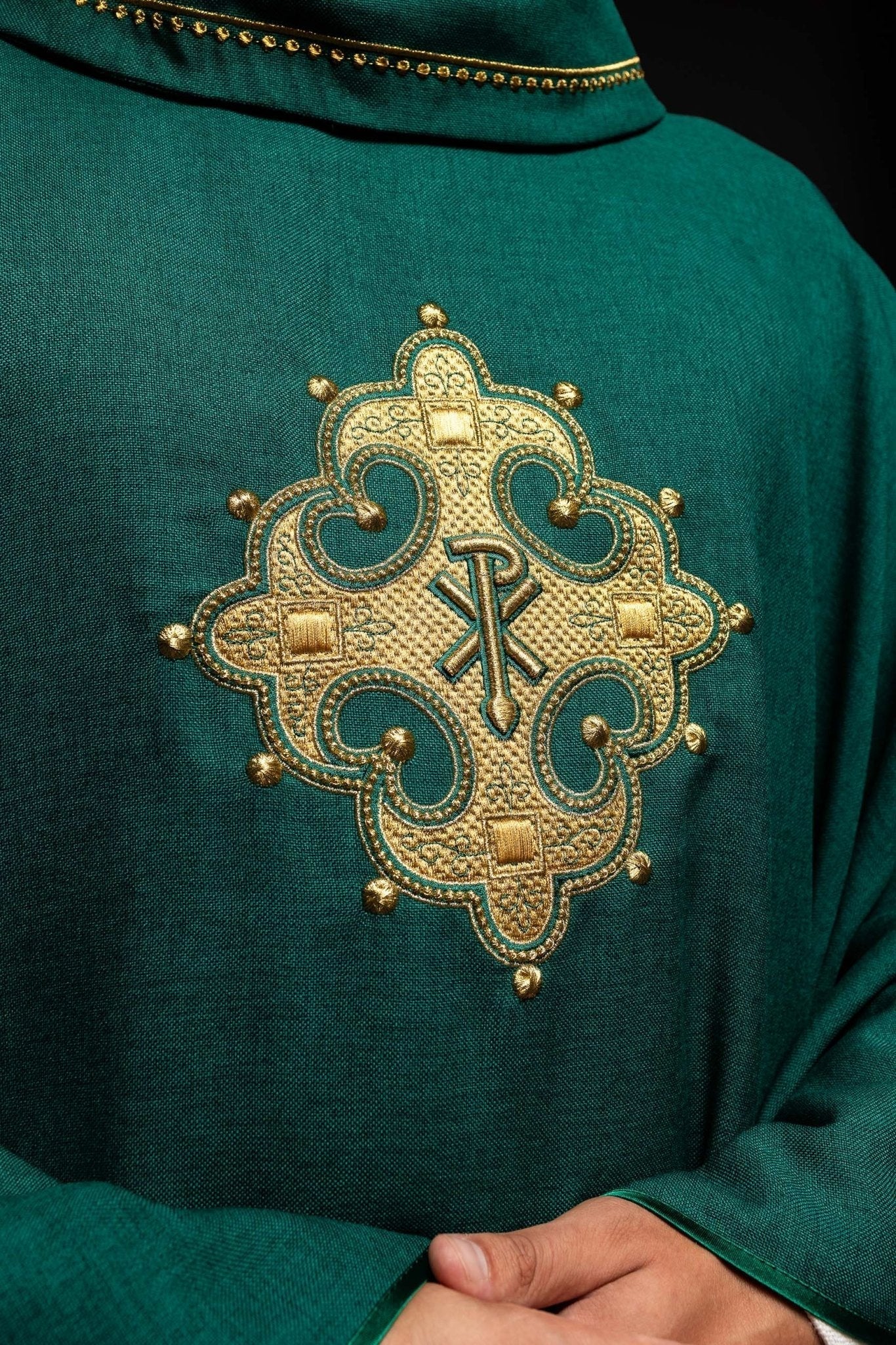 Casula verde com cruz bordada e debrum dourado na gola