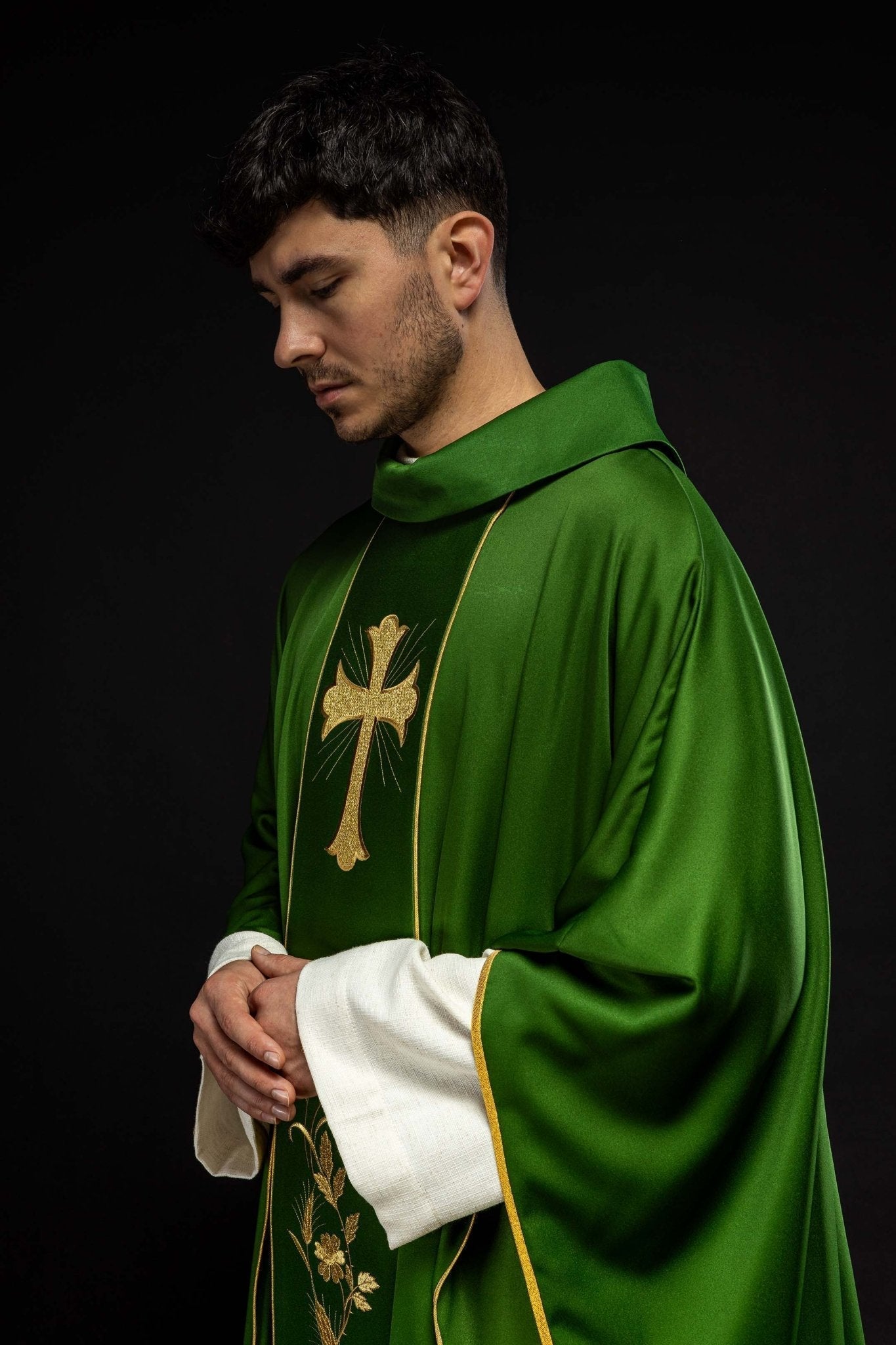 Casula verde com cruz e espigas bordadas