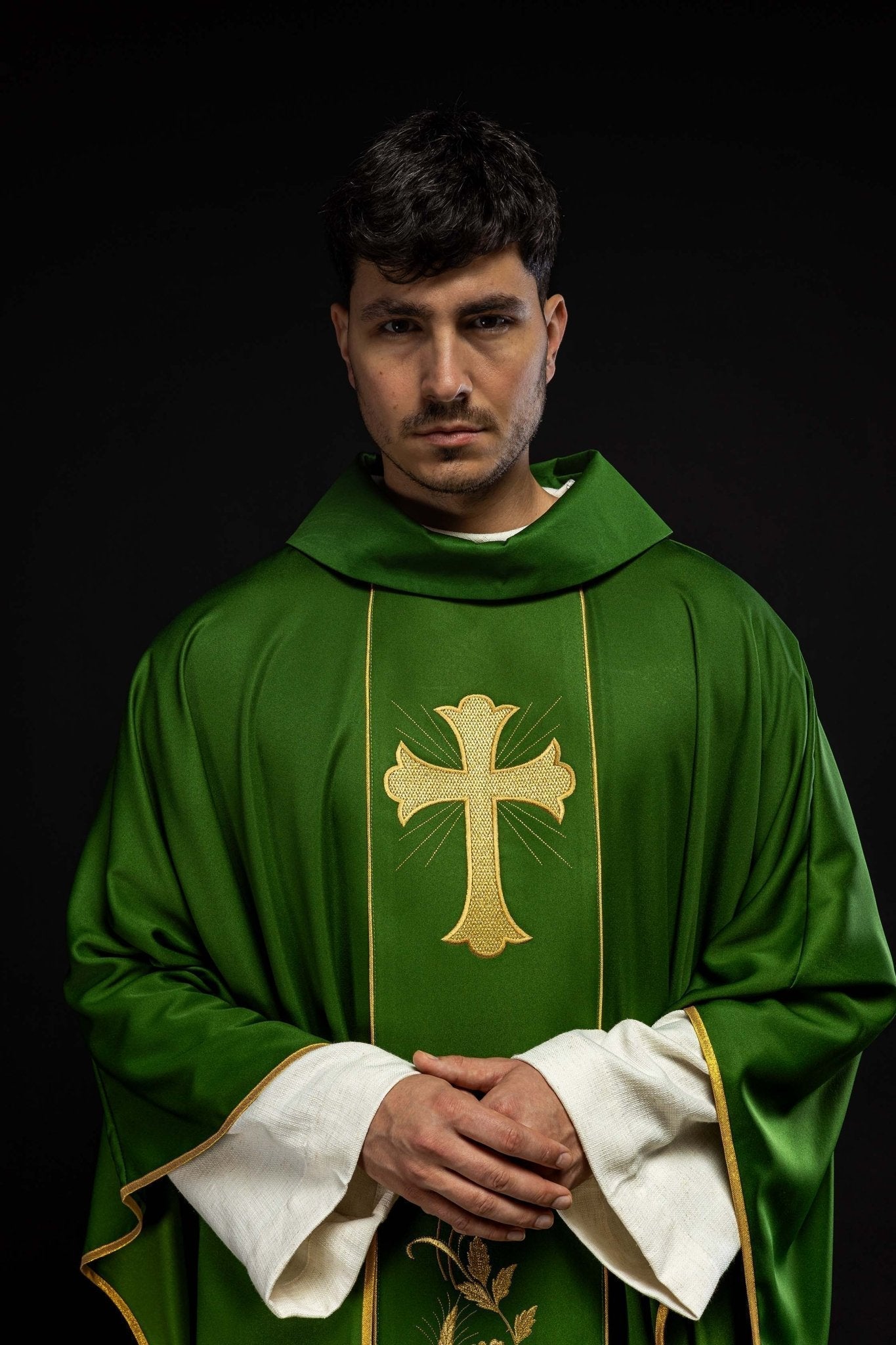 Casula verde com cruz e espigas bordadas