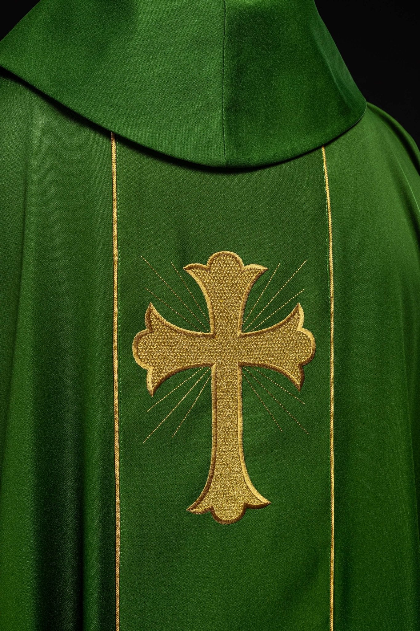 Casula verde com cruz e espigas bordadas