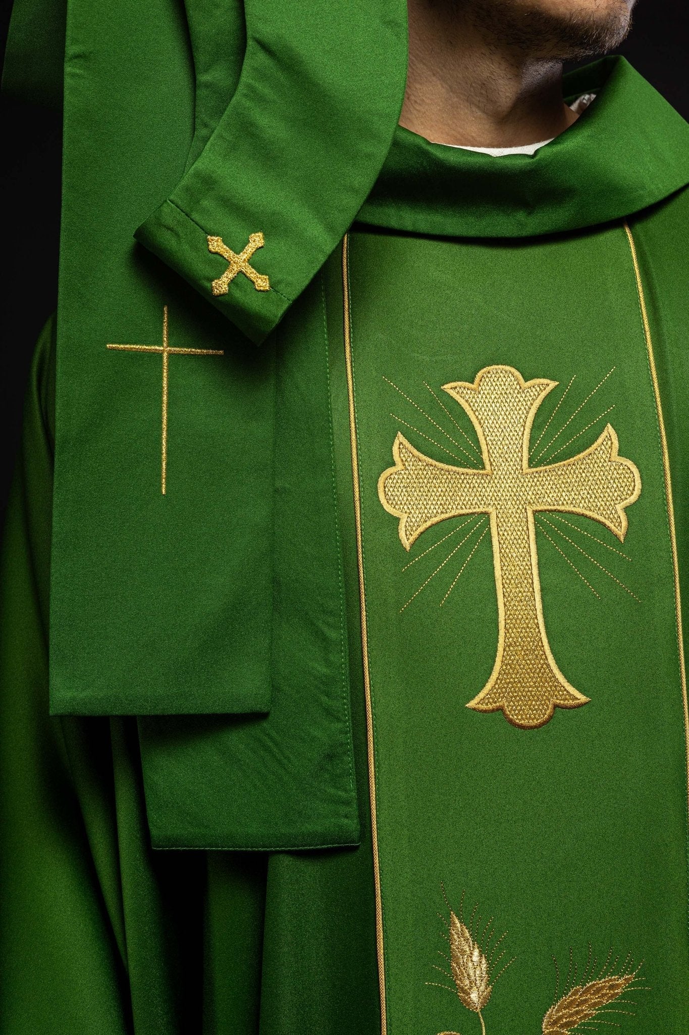 Casula verde com cruz e espigas bordadas