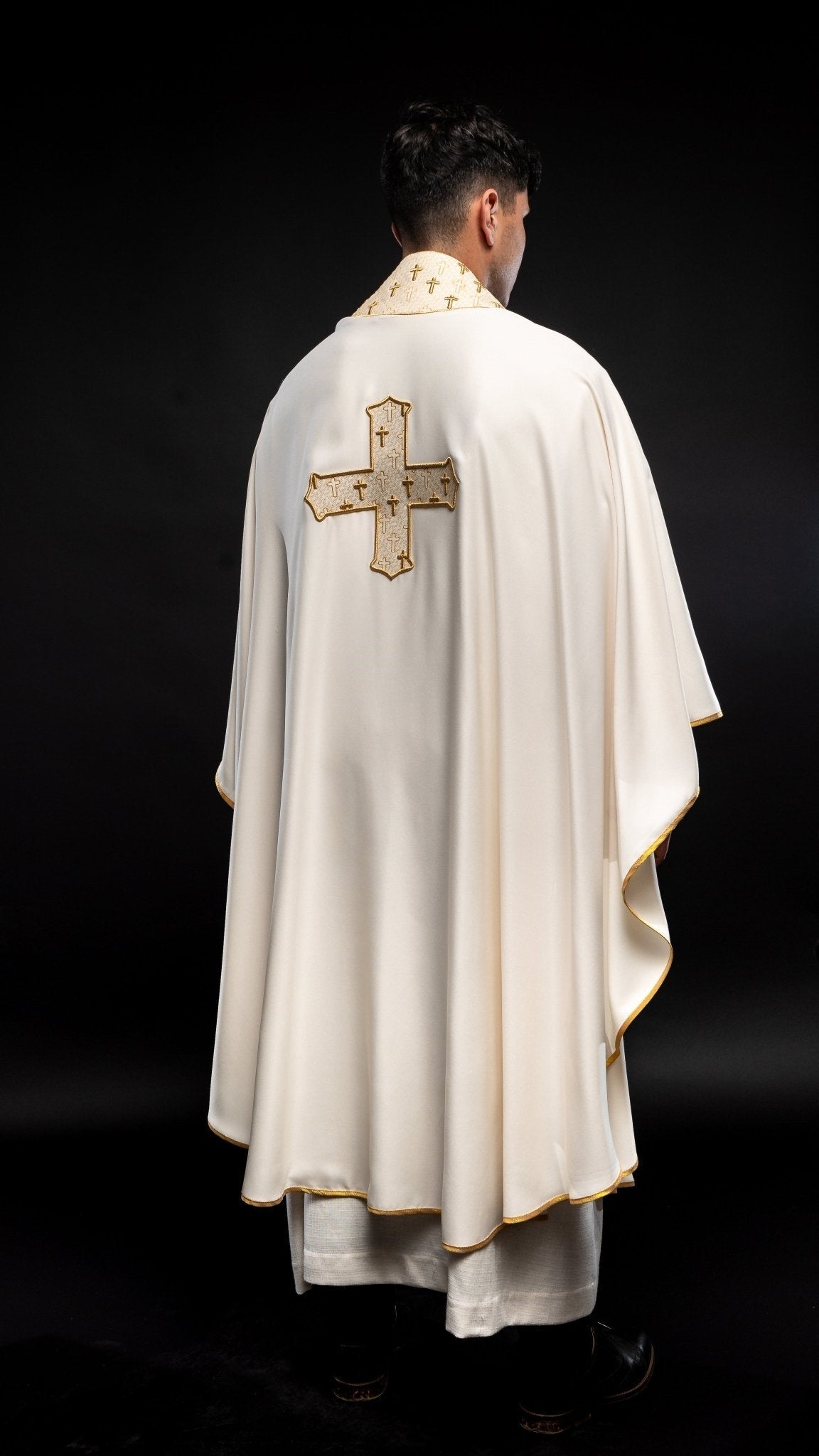 Casula creme com cruz bordada e gola - chasubles.com.br