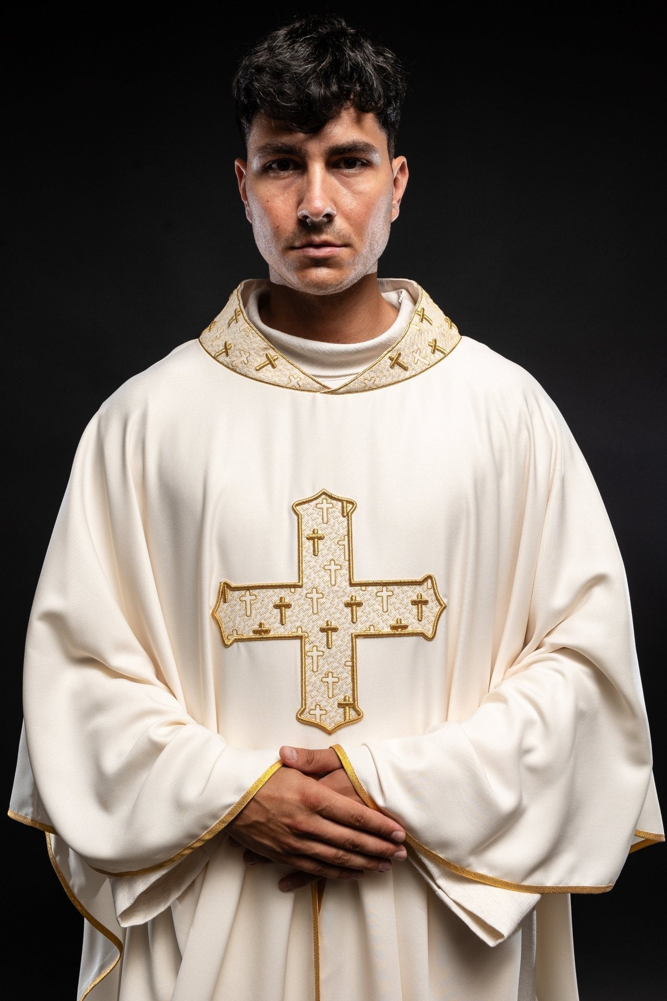 Casula creme com cruz bordada e gola - chasubles.com.br