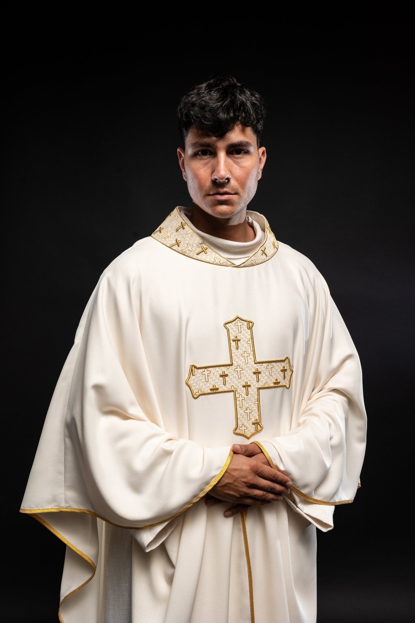 Casula creme com cruz bordada e gola - chasubles.com.br