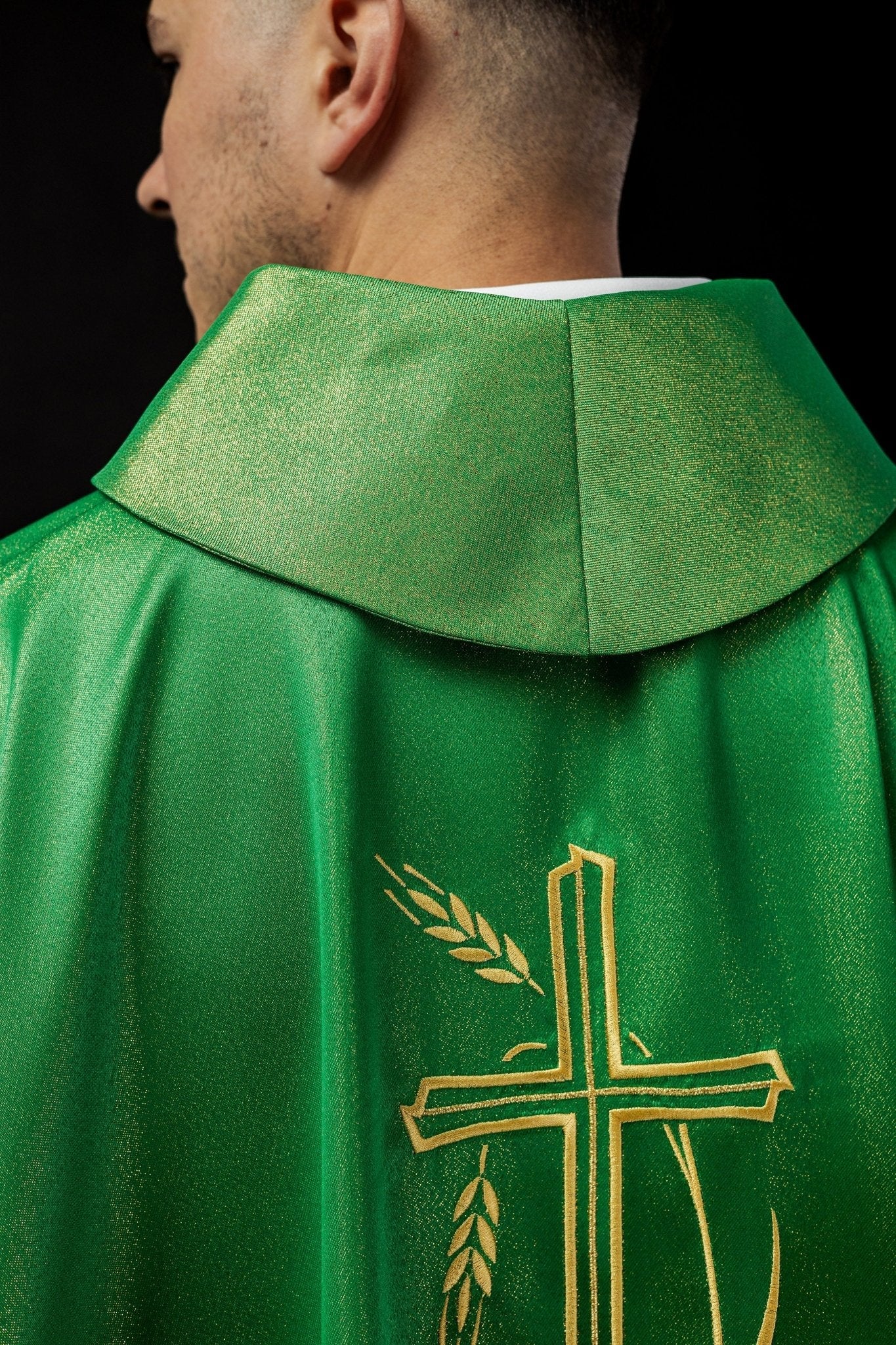 Casula verde com motivo de cruz e espiga