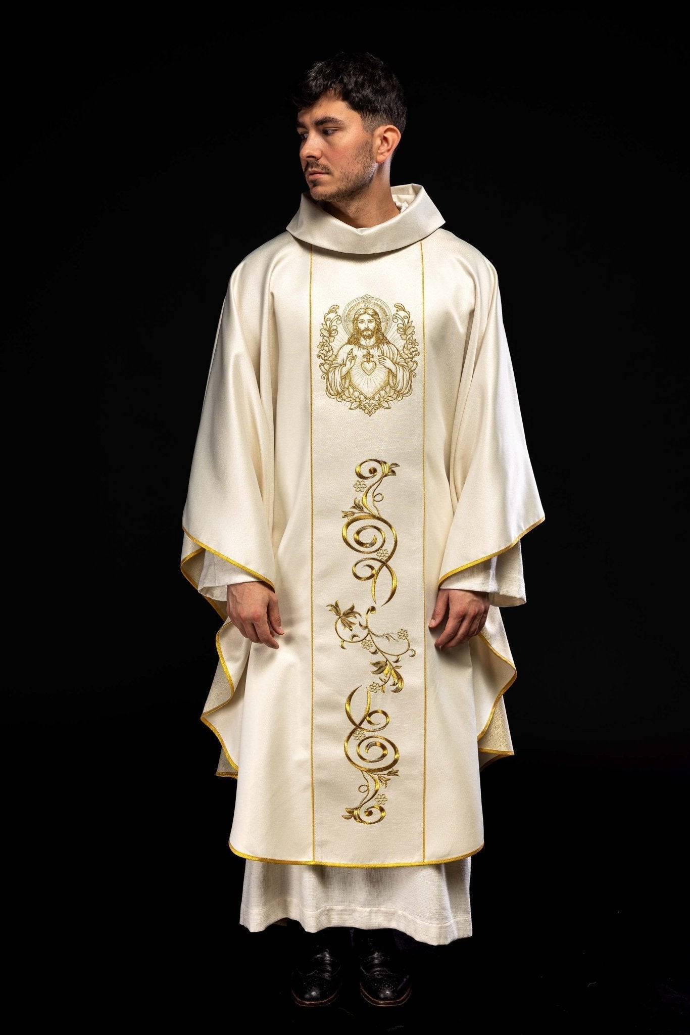 Casula creme com imagem do Sagrado Coração de Jesus