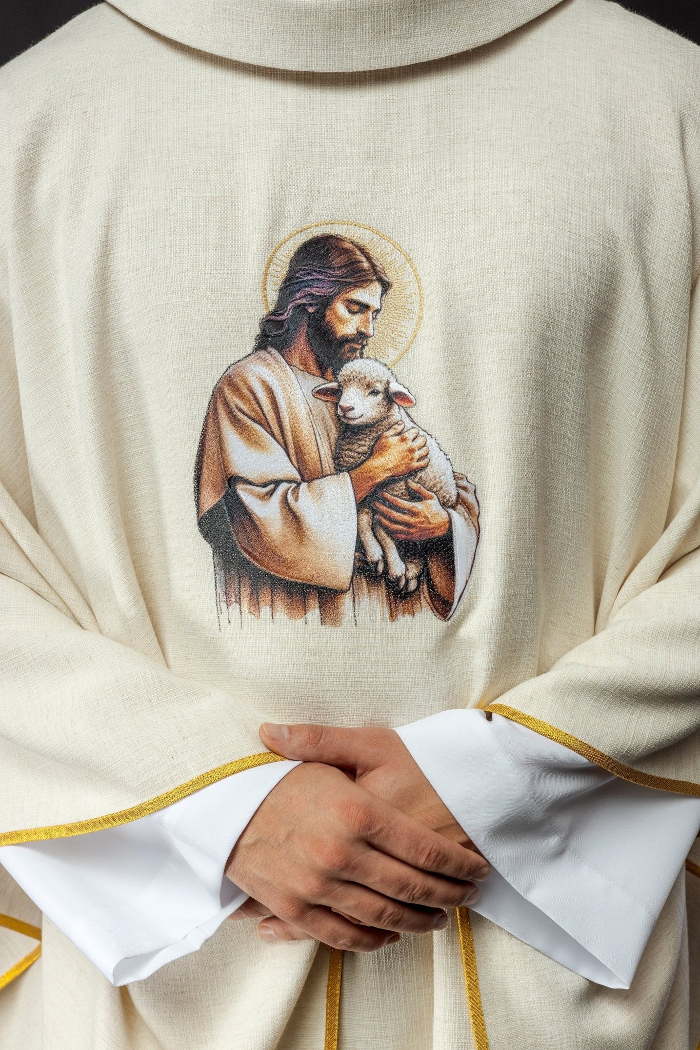Casula creme com imagem de Jesus Bom Pastor com o Cordeiro